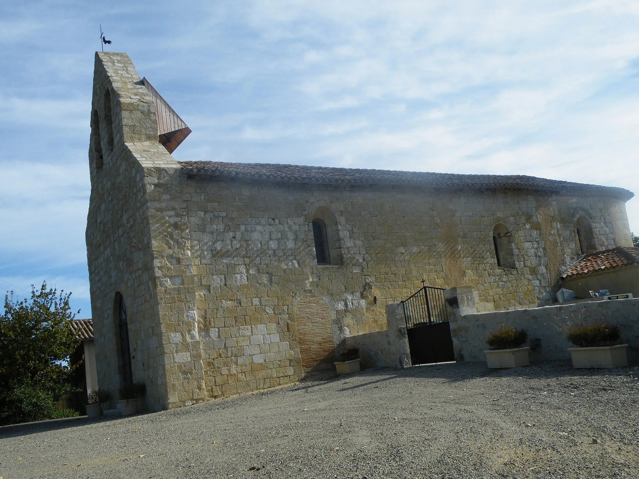 Photo showing: This building is inscrit au titre des monuments historiques de la France. It is indexed in the base Mérimée, a database of architectural heritage maintained by the French Ministry of Culture, under the reference PA00095879 .