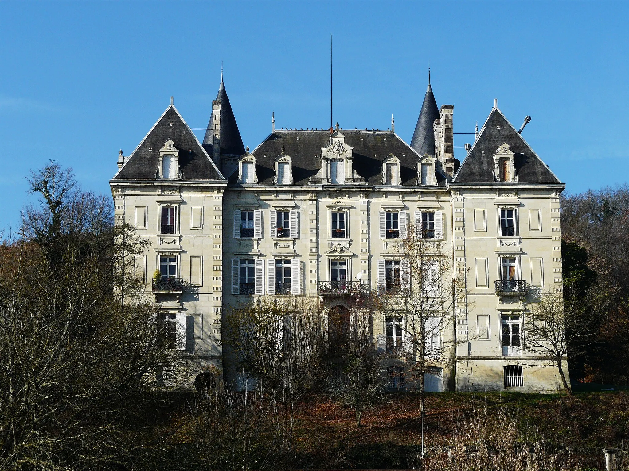 Photo showing: La façade est du château de la Roche à Annesse-et-Beaulieu, Dordogne, France