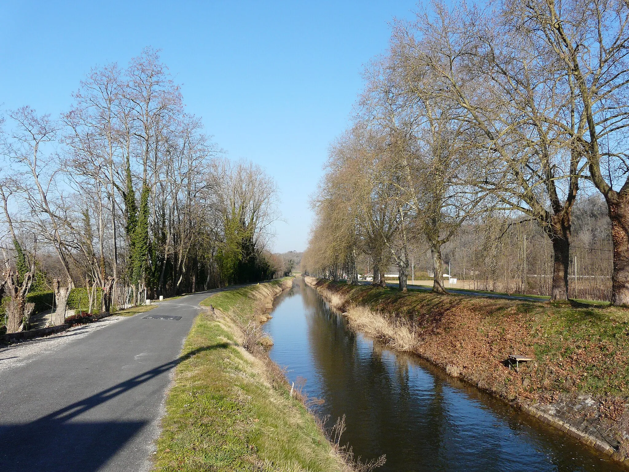 Photo showing: Le canal de Lalinde juste en aval de l'écluse de la Borie-Basse à Baneuil, Dordogne, France. Ce tronçon fait partie de l'aqueduc du port de Lanquais.