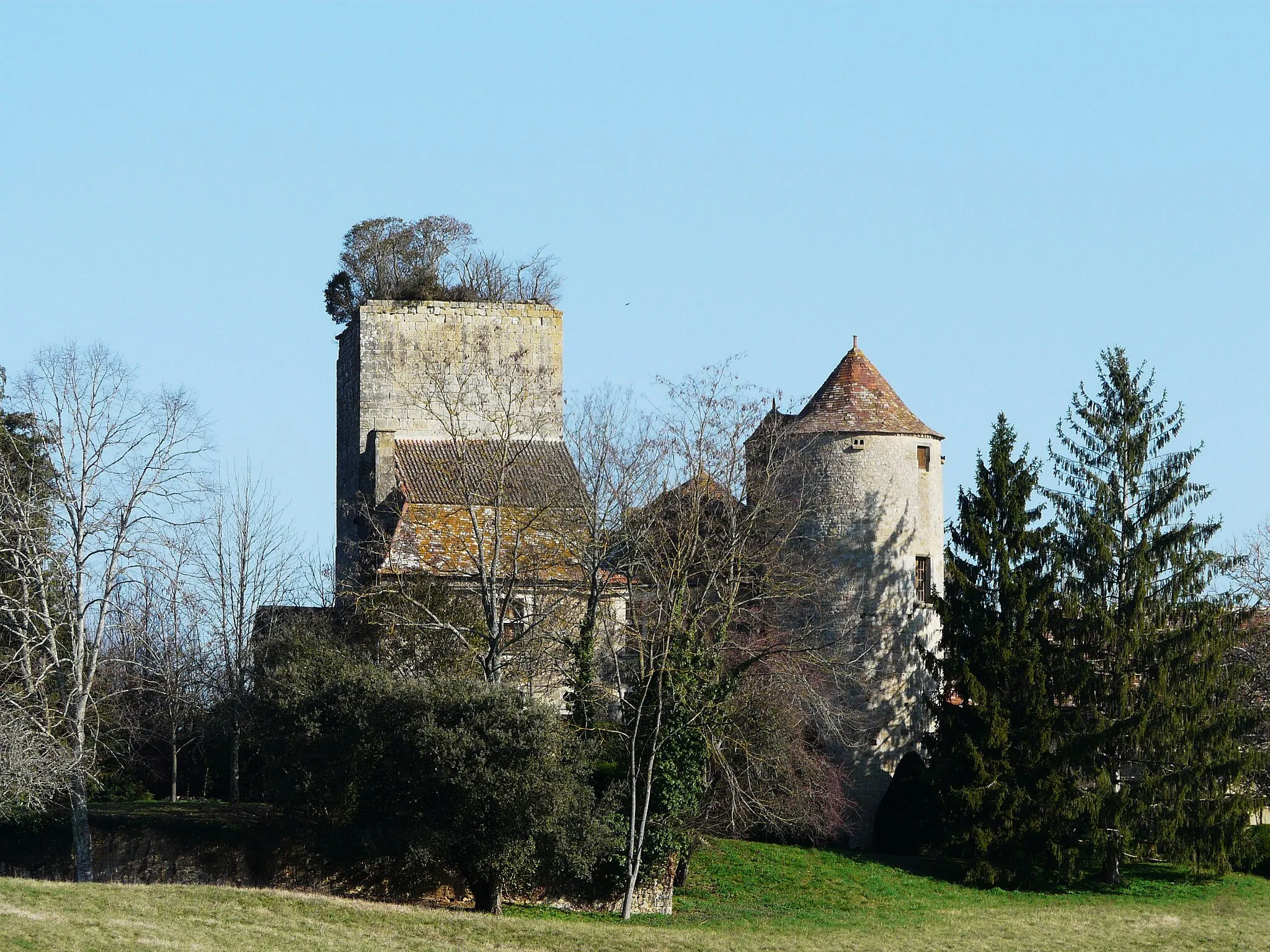 Photo showing: Le château de Baneuil vu du sud-sud-ouest, Baneuil, Dordogne, France.