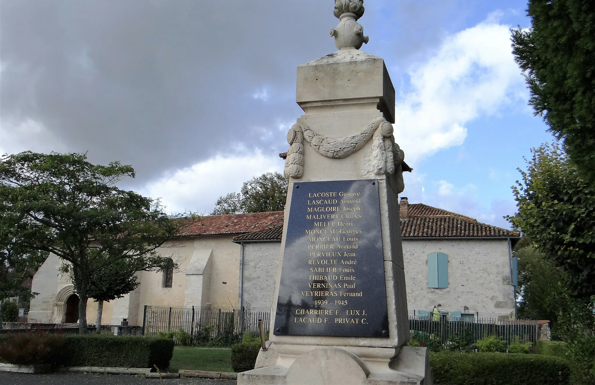 Photo showing: Atur - Monument aux morts et église