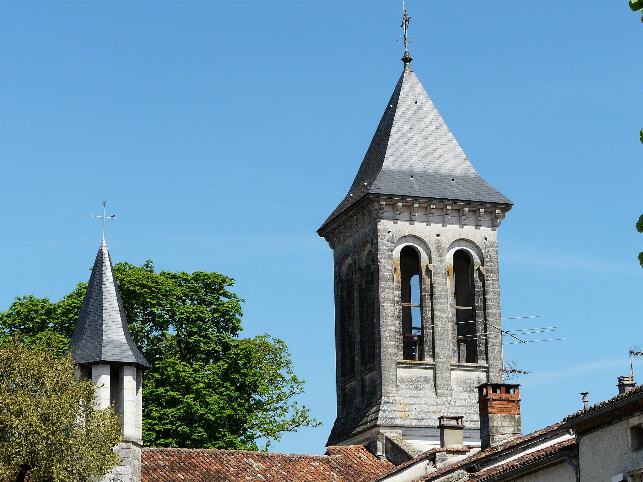 Photo showing: Les deux clochers de l'église Saint-Christophe, Champagnac-de-Belair, Dordogne, France