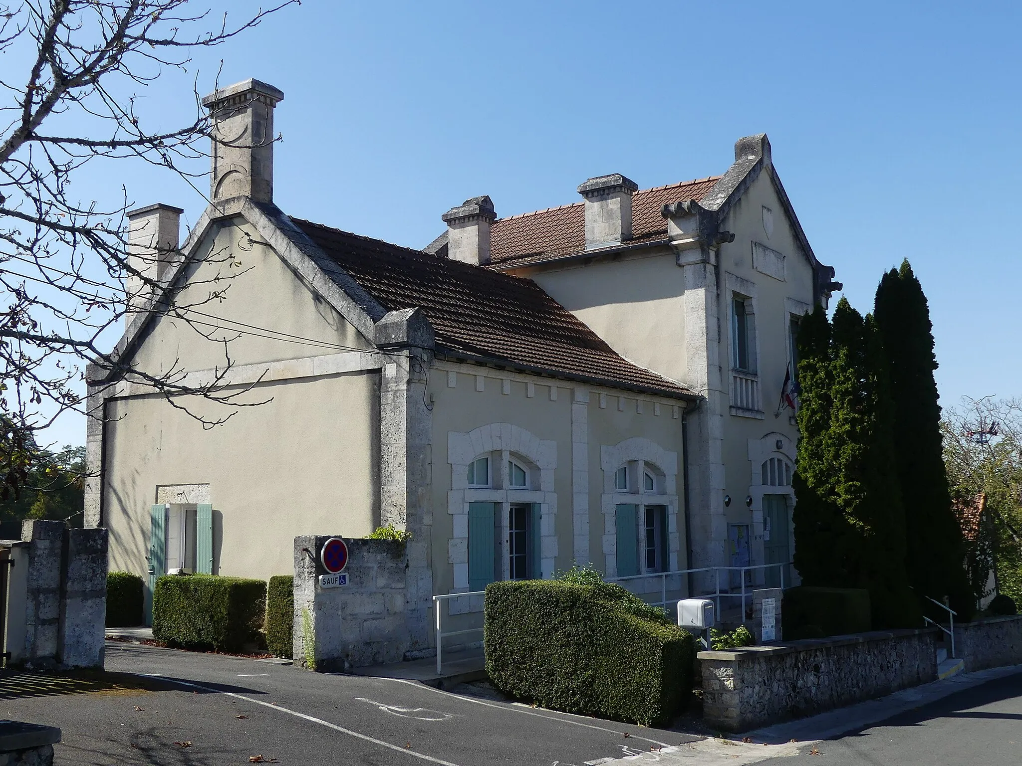 Photo showing: L'ancienne école et la mairie déléguée à Champeaux, Champeaux-et-la-Chapelle-Pommier, commune de Mareuil en Périgord, Dordogne, France.