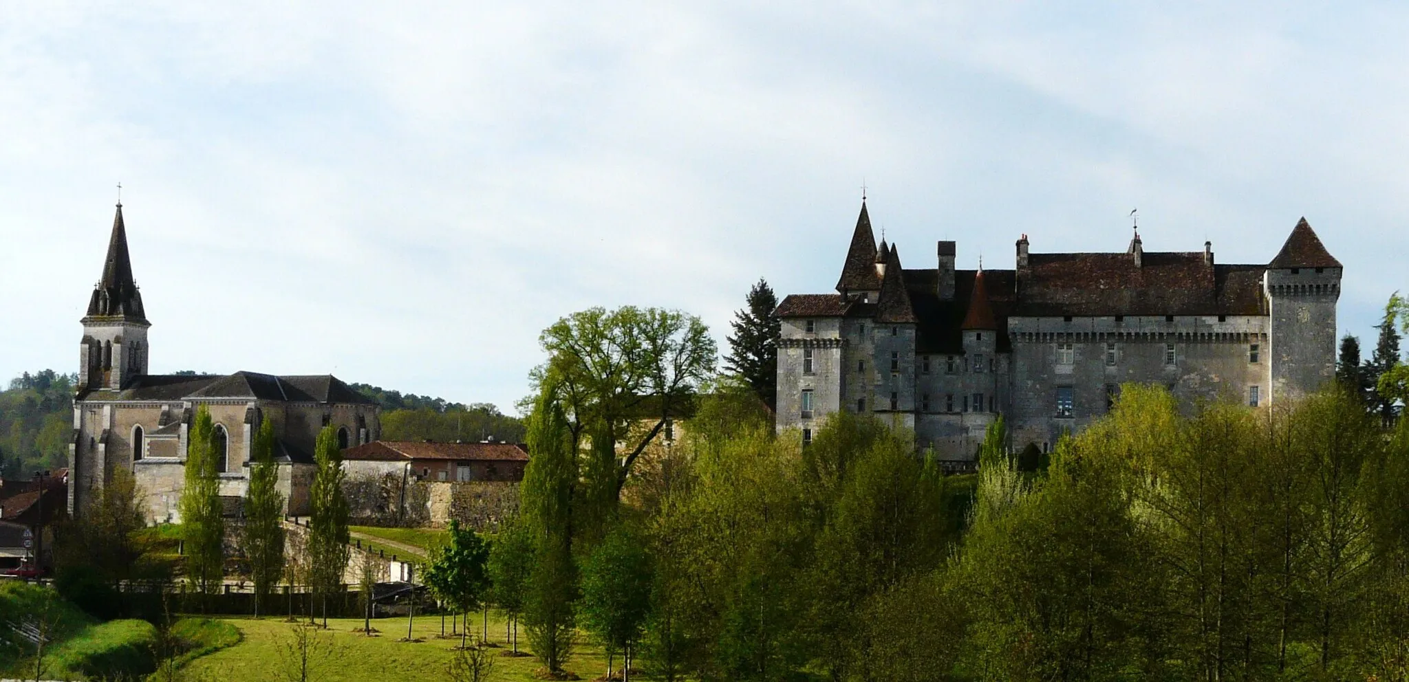 Photo showing: L'église Saint Julien et le château de Château-l'Évêque vus du nord, Dordogne, France