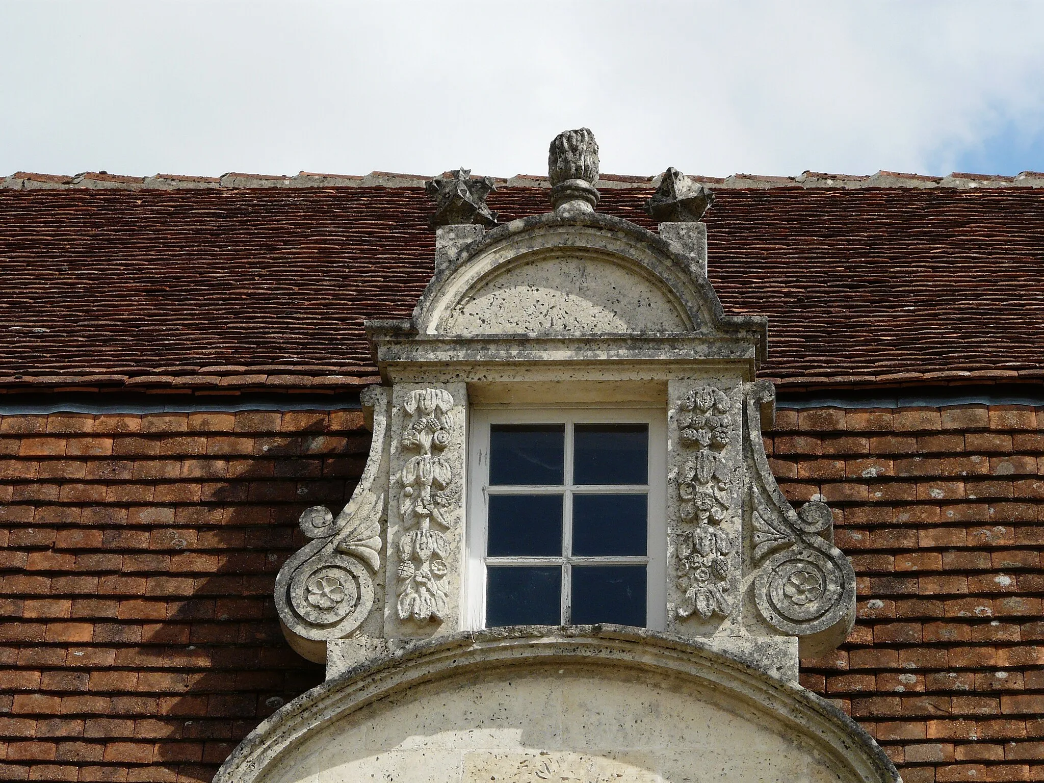 Photo showing: La lucarne centrale de la façade nord-ouest, château de Clauzuroux, Champagne-et-Fontaine, Dordogne, France.