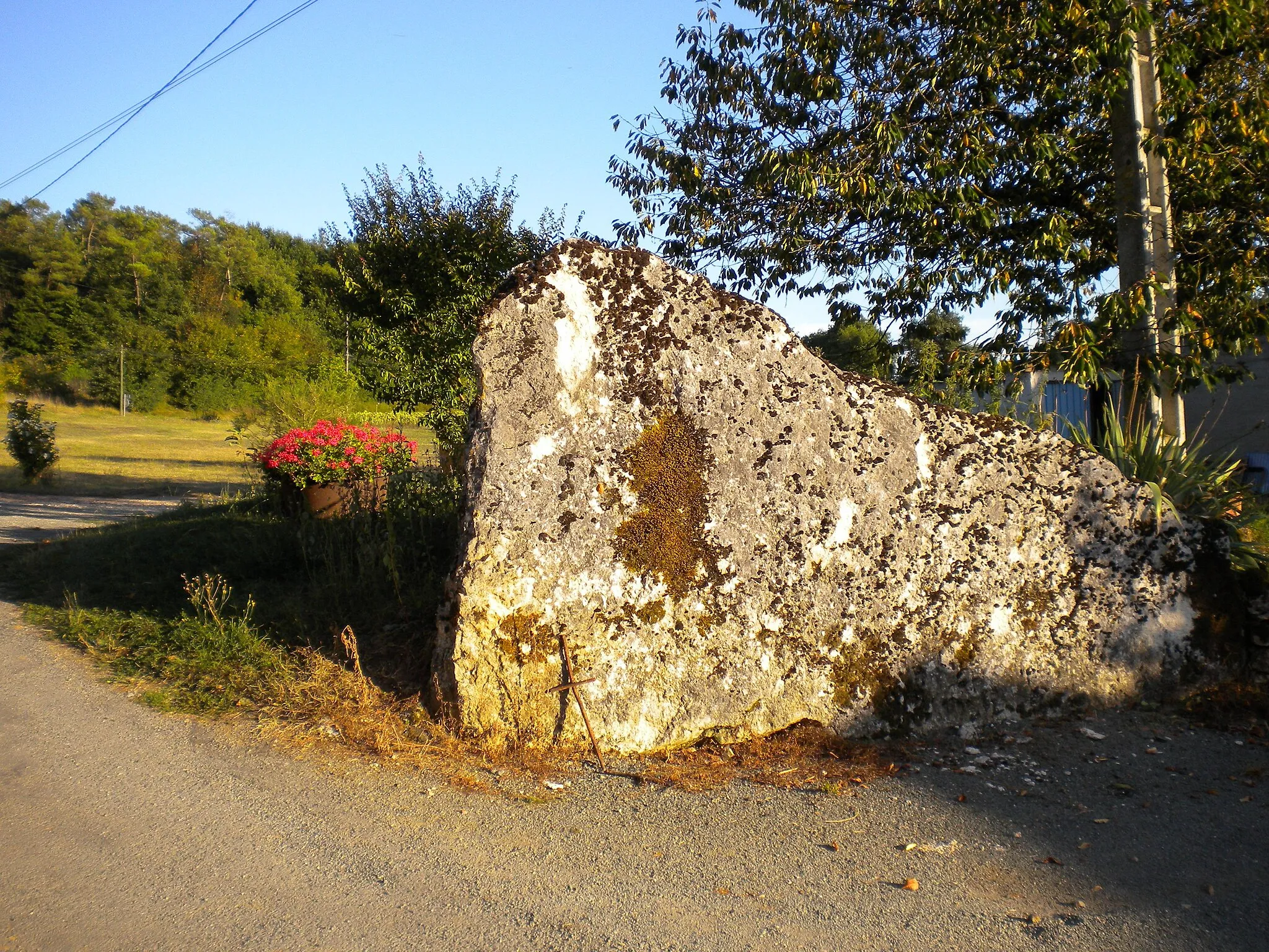 Photo showing: The menhir in the hamlet of Fouret, commune of Condat-sur-Trincou, Dordogne, France. The megalithic remain has been somewhat abused.