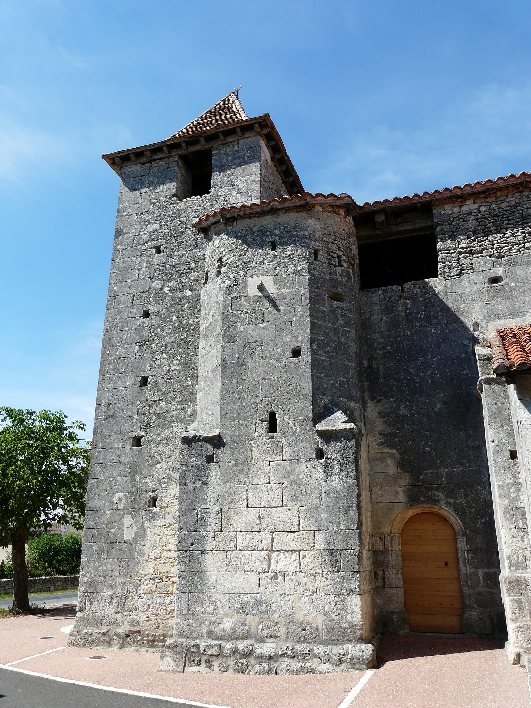 Photo showing: Le côté sud de l'église Saint-Barthélemy, La Chapelle-Montabourlet, Dordogne, France.