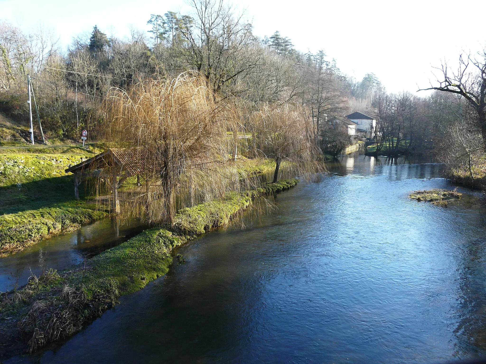 Photo showing: La Côle (vue vers l'amont) au pont de la route départementale 3, La Chapelle-Faucher, Dordogne, France