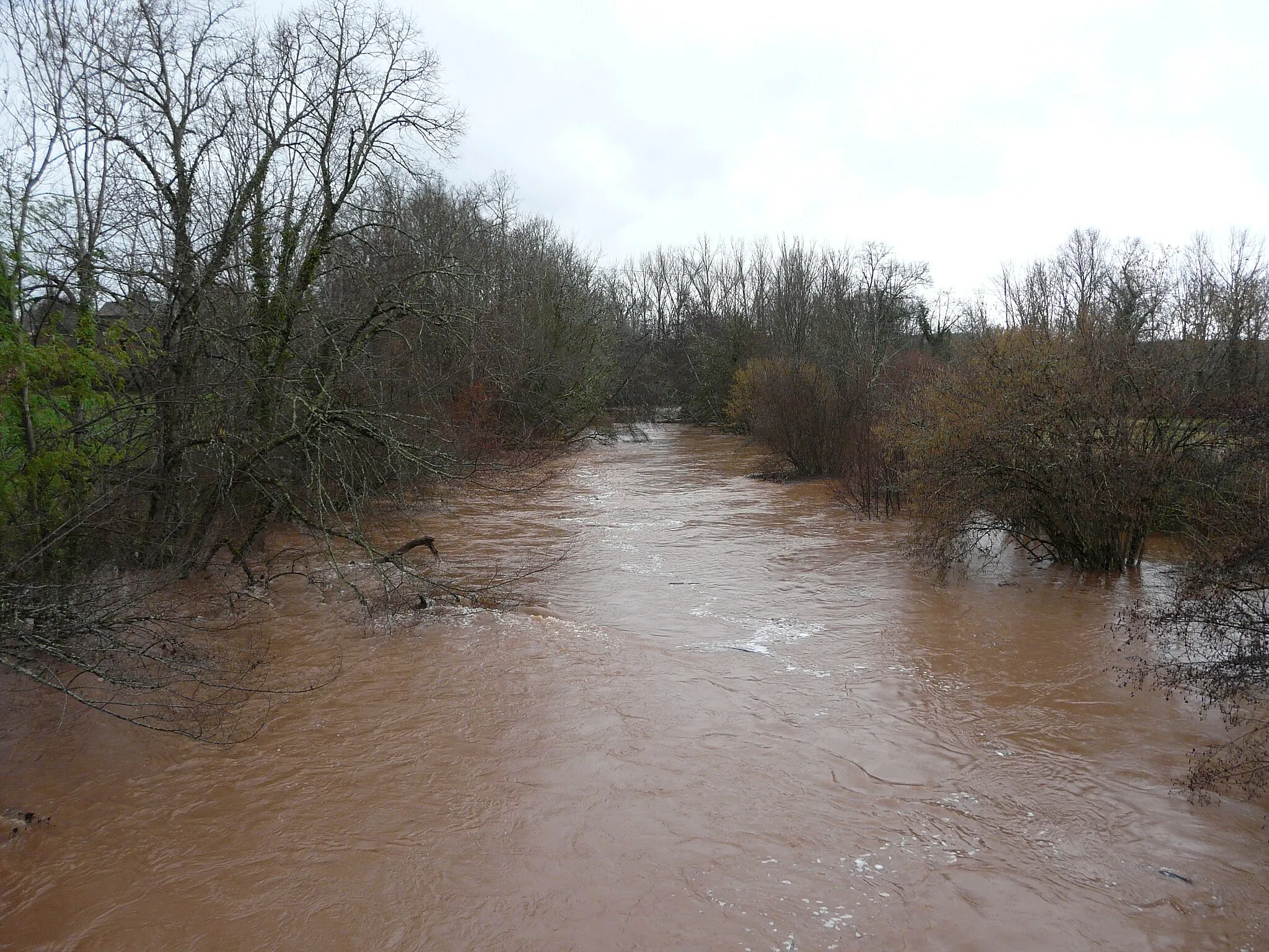 Photo showing: L'Auvézère en crue en amont du pont de la route départementale 5E7, Le Change, Dordogne, France.