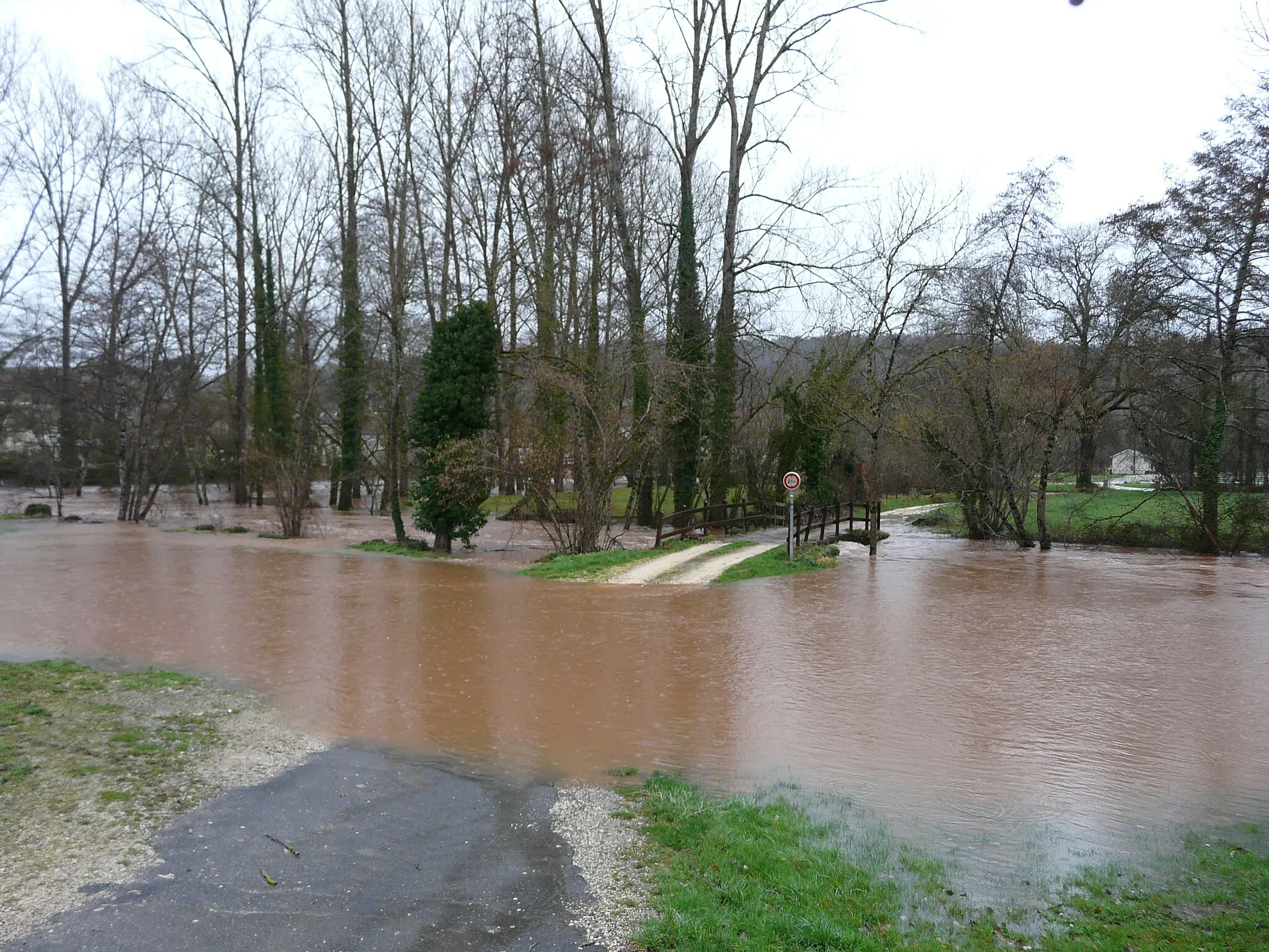 Photo showing: Le petit bras de l'Auvézère en crue en amont de la route départementale 5, Le Change, Dordogne, France.