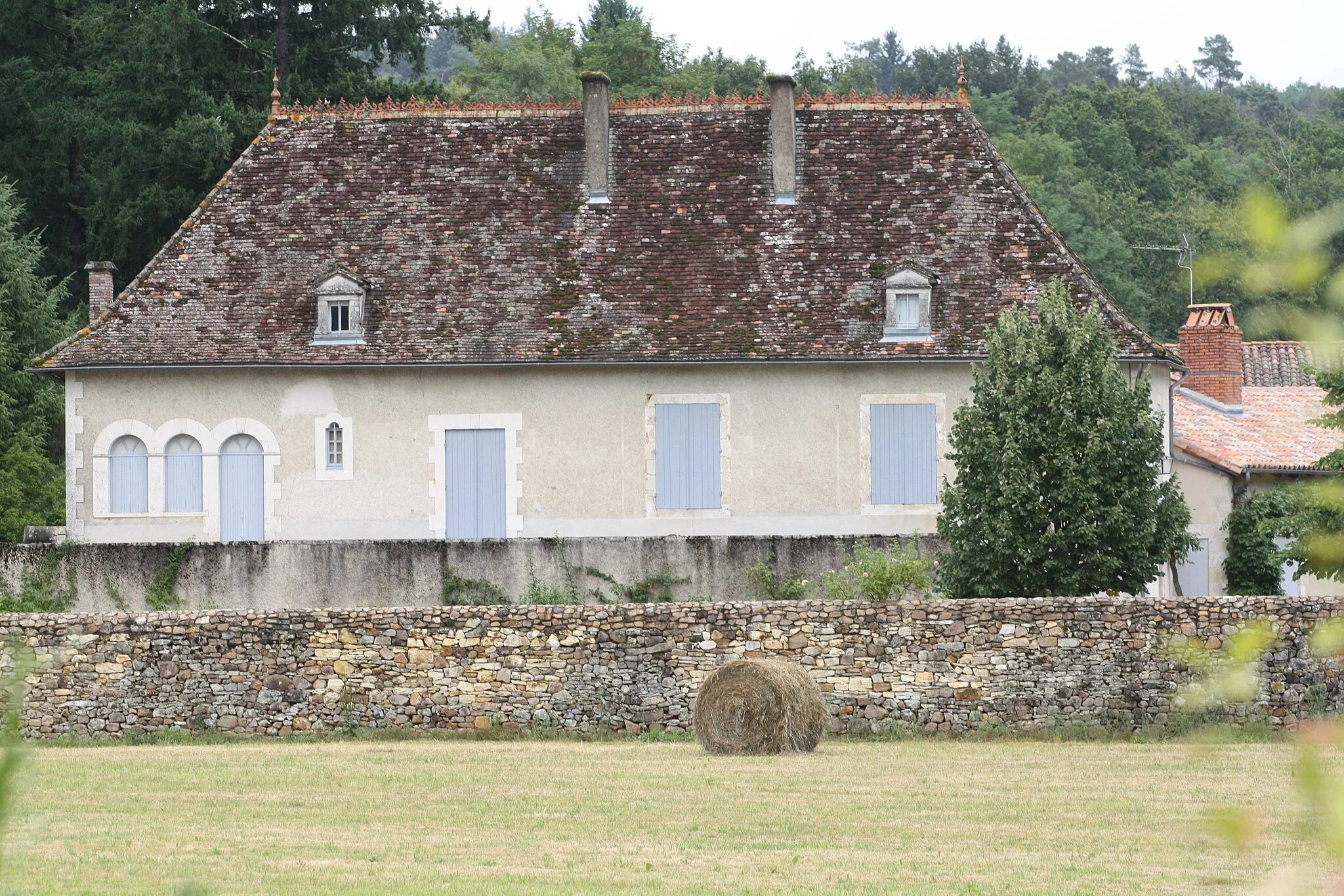 Photo showing: This building is indexed in the base Mérimée, a database of architectural heritage maintained by the French Ministry of Culture, under the reference PA00082646 .