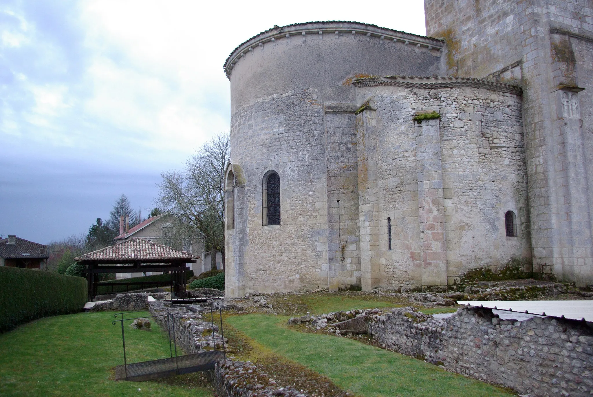 Photo showing: Gallo-Roman ruins and Saint-Pierre-ès-Liens church in Montcaret (Gironde, France). National Heritage Sites of France.