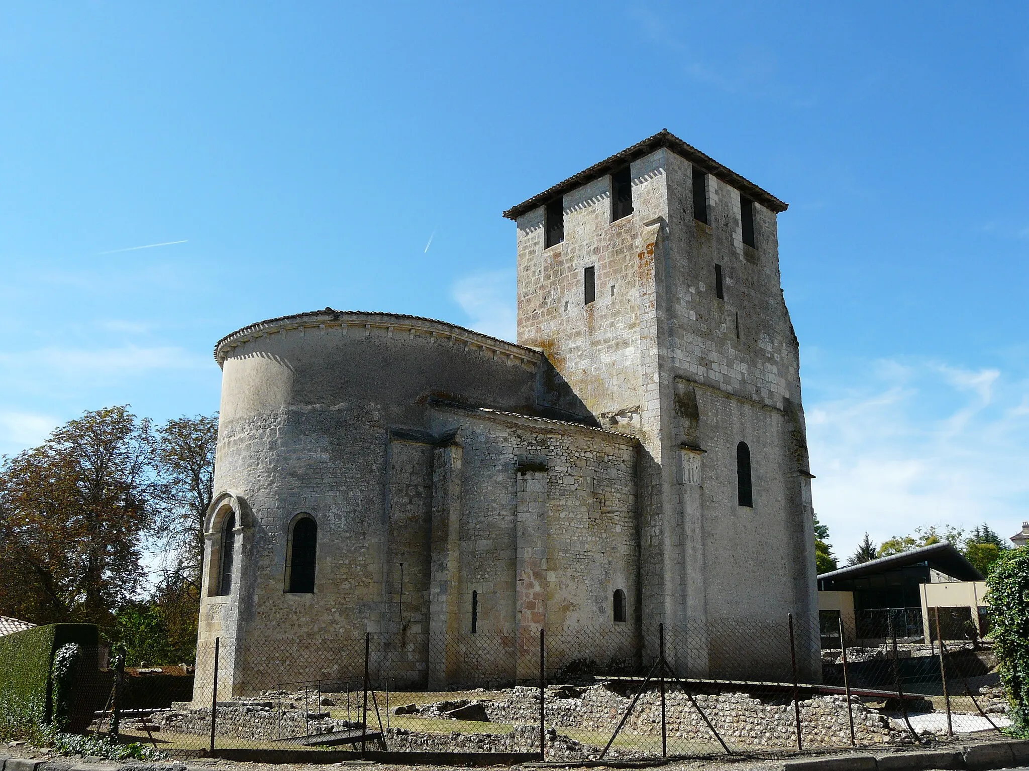 Photo showing: L'église Saint-Pierre-ès-Liens entourée des ruines gallo-romaines, Montcaret, Dordogne, France.