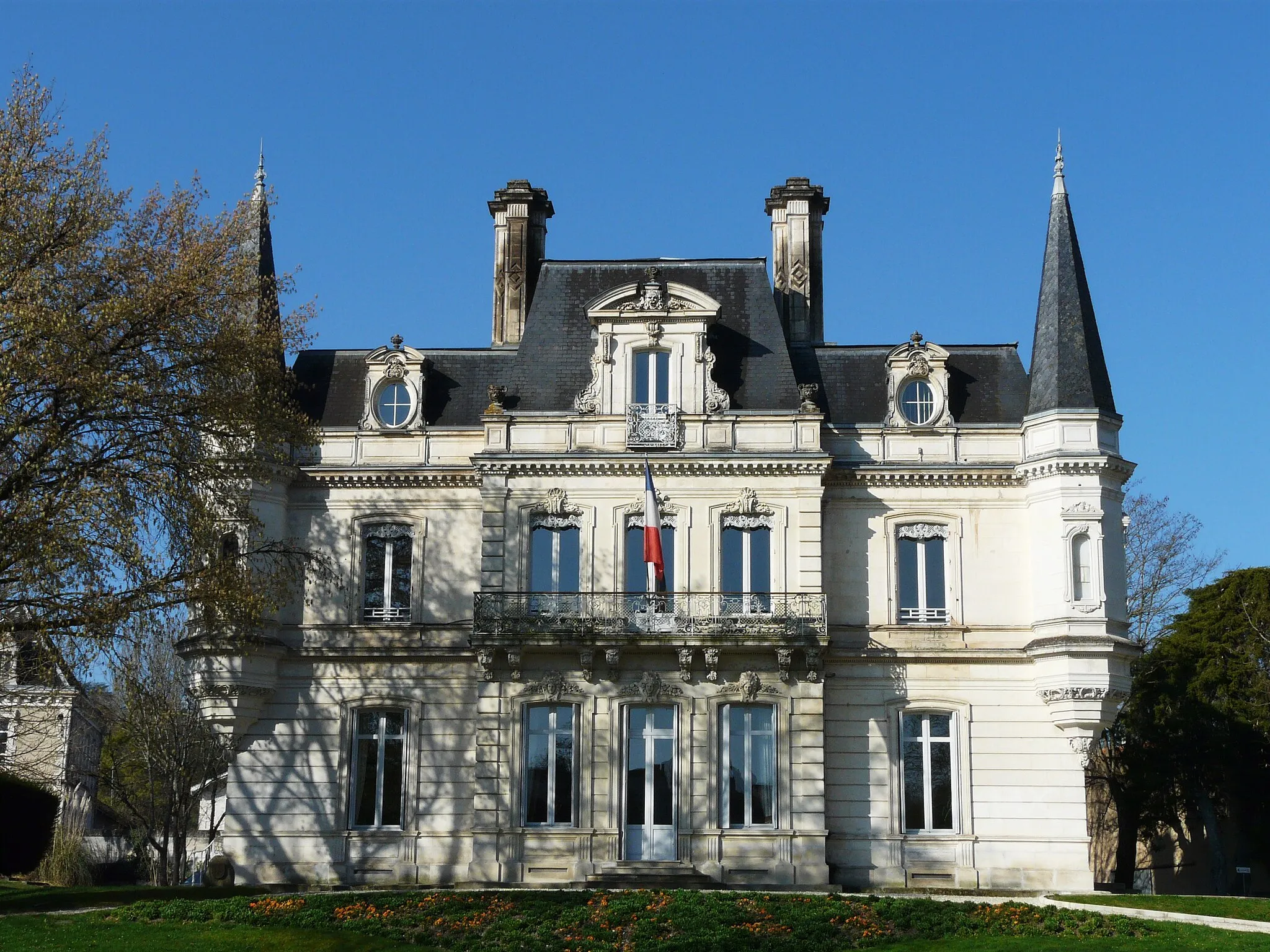 Photo showing: À l'est, la façade principale de la mairie de Ribérac, Dordogne, France.