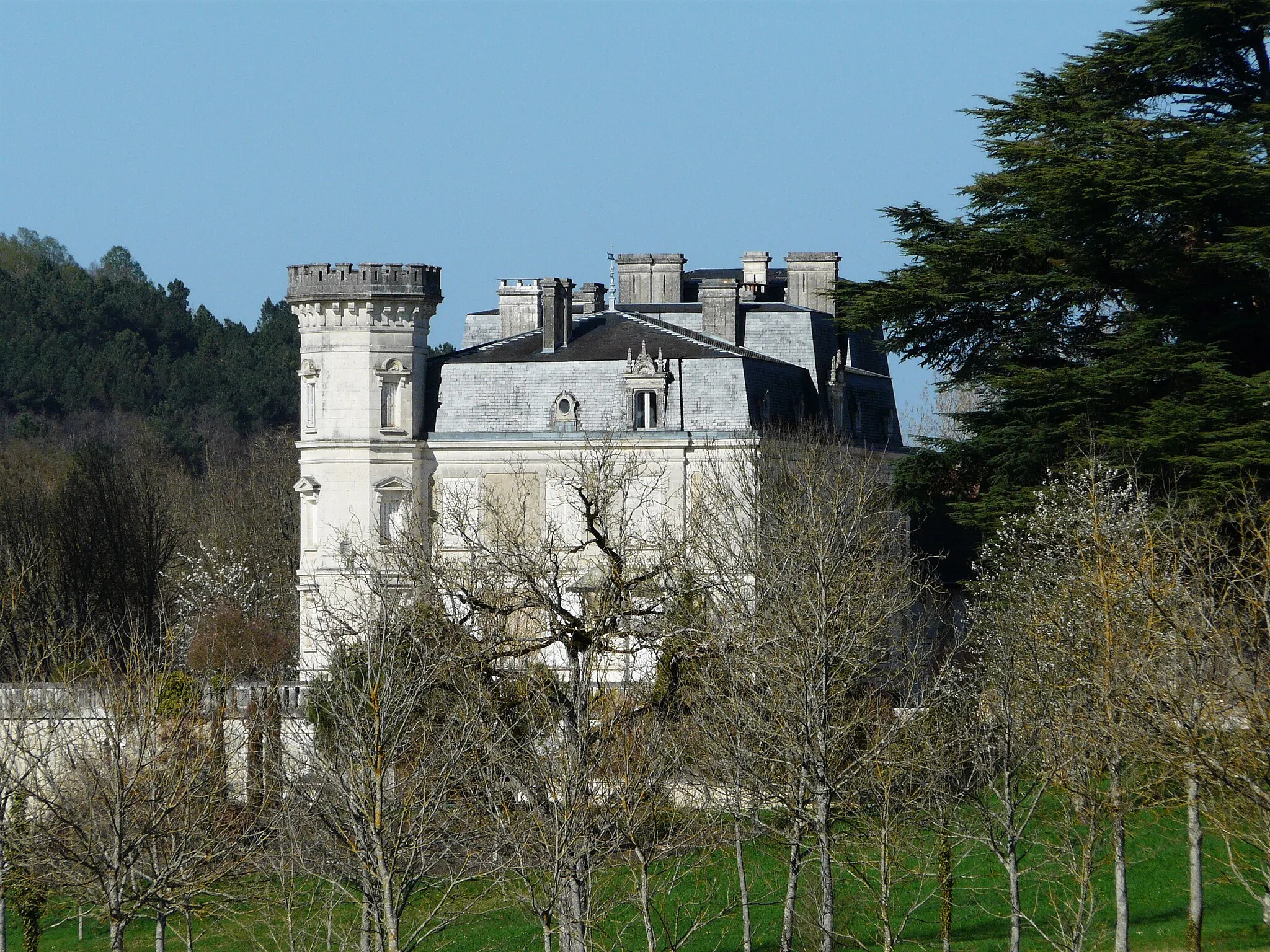 Photo showing: La façade sud-ouest du château de Saint-Crépin, Saint-Crépin-de-Richemont, Dordogne, France.