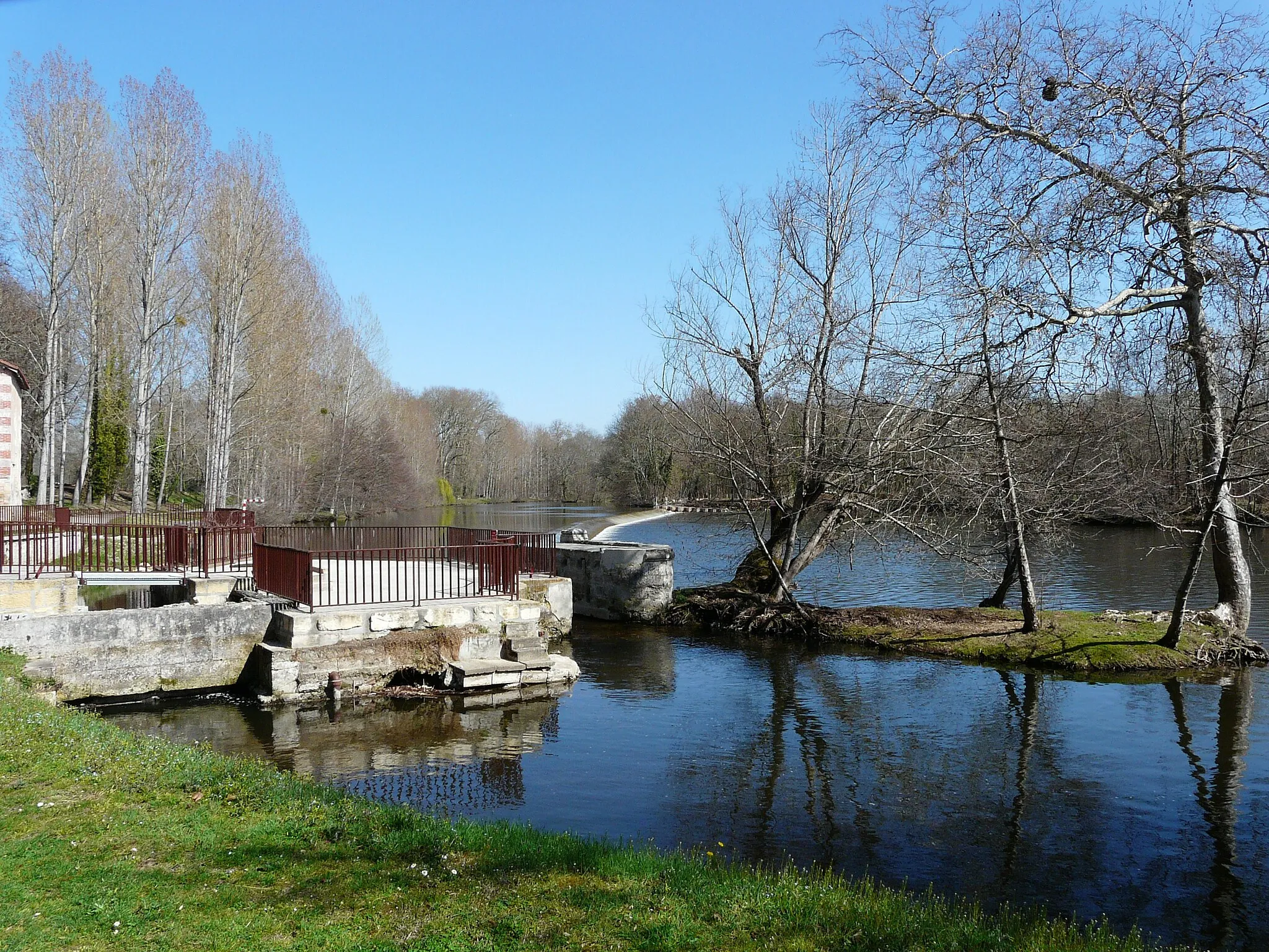 Photo showing: L'Isle au moulin de Rhodas, Trélissac, Dordogne, France. Vue prise en direction de l'amont.