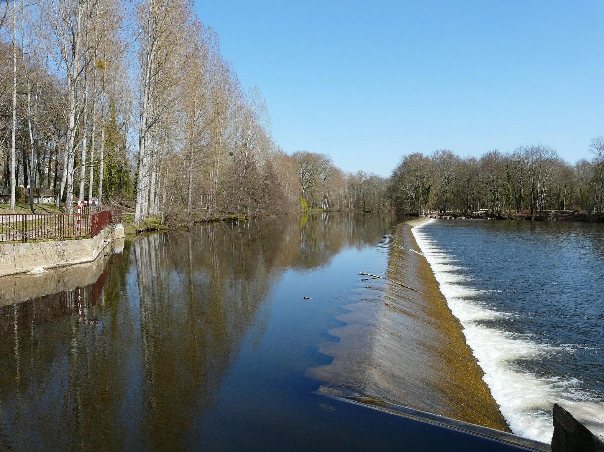 Photo showing: L'Isle au moulin de Rhodas, Trélissac, Dordogne, France. Vue prise en direction de l'amont. Sur la gauche, la Voie verte des Berges de l'Isle.