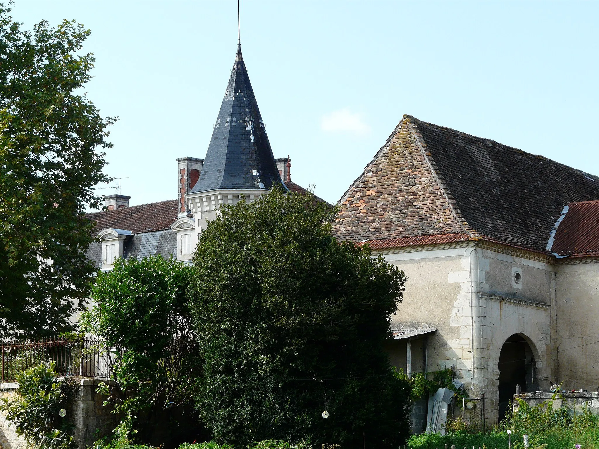 Photo showing: La tour est et le porche d'entrée du château des Chauveaux, Douzillac, Dordogne, France