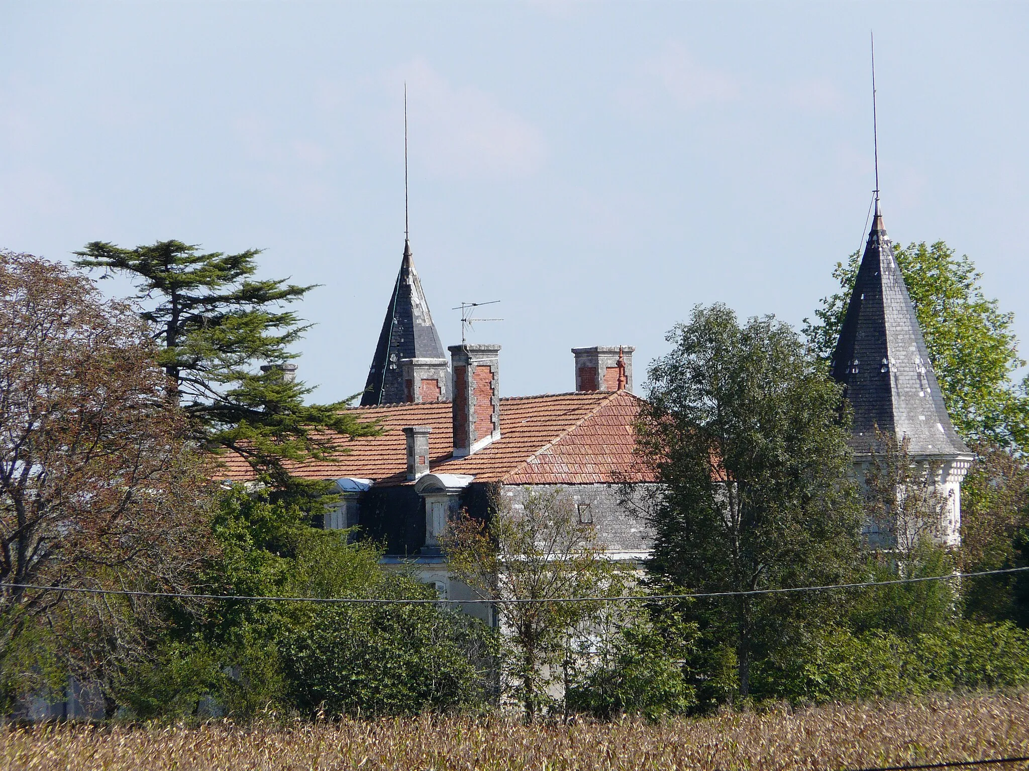 Photo showing: Le château des Chauveaux vu depuis l'ouest, Douzillac, Dordogne, France