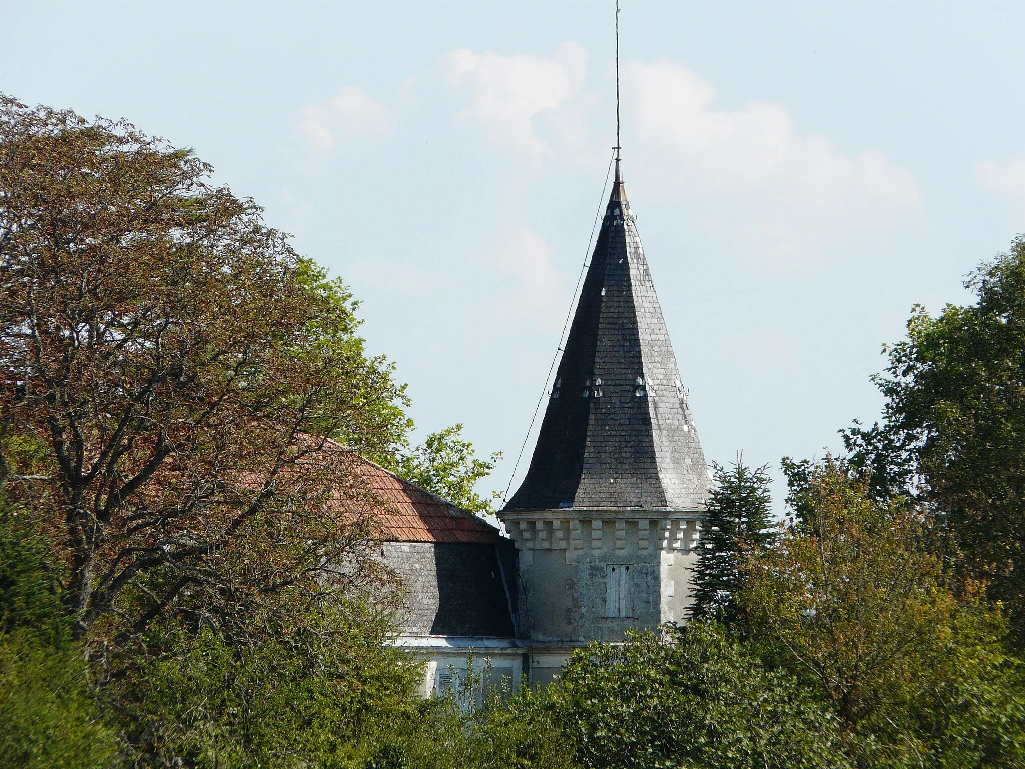 Photo showing: La tour sud du château des Chauveaux, Douzillac, Dordogne, France