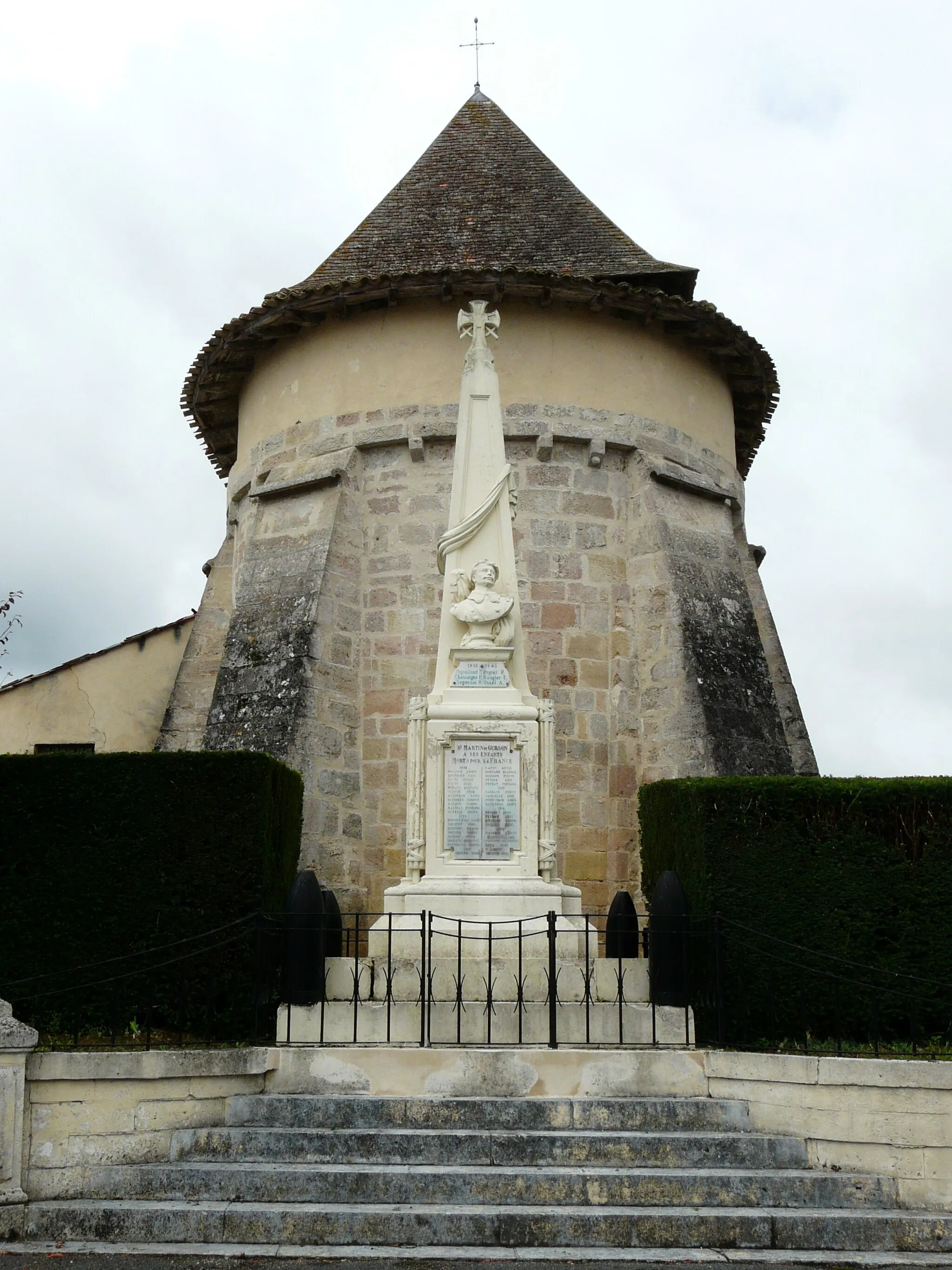 Photo showing: Le monument aux morts et le chevet de l'église, Saint-Martin-de-Gurson, Dordogne, France.
