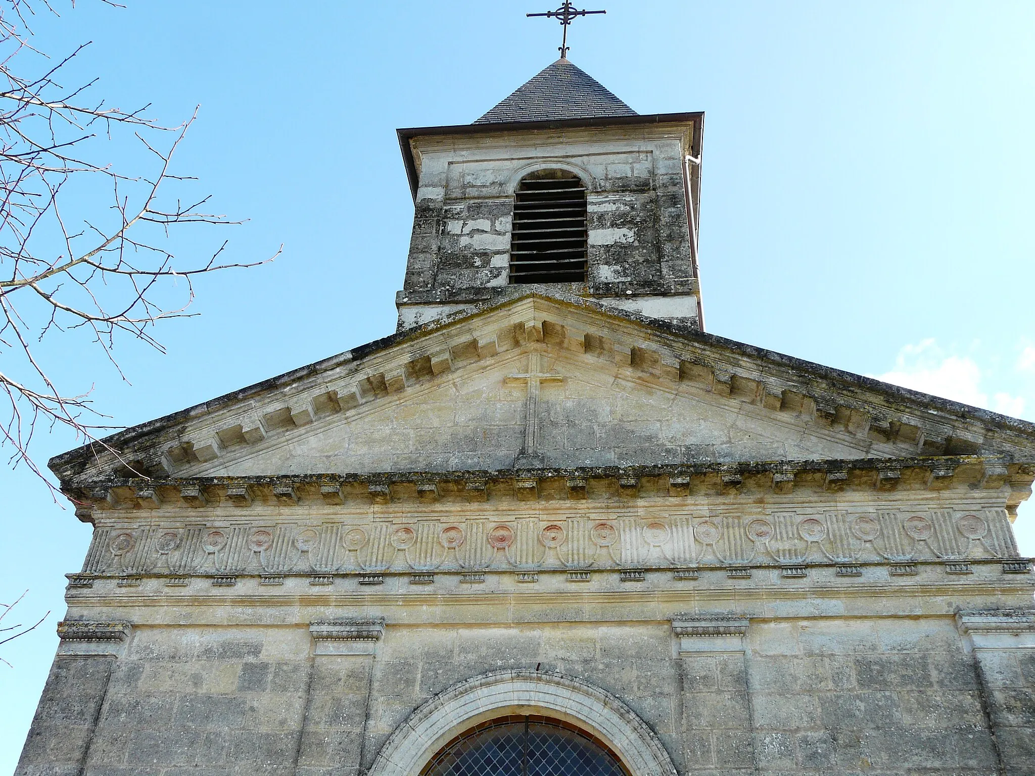 Photo showing: Fronton de la façade occidentale, église de Saint-Rémy, Dordogne, France.