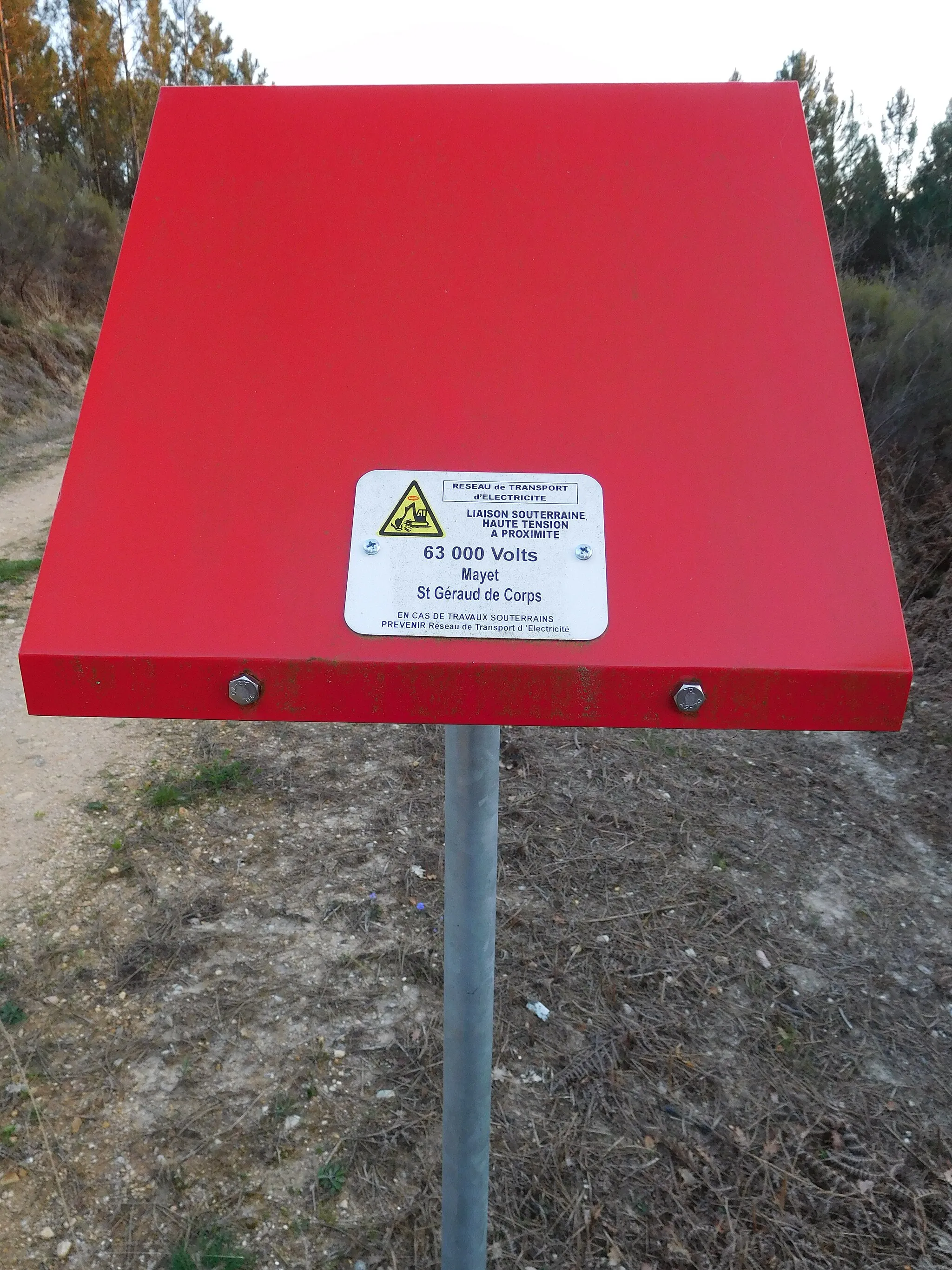 Photo showing: Borne haute de RTE portant l'inscription : « Liaison souterraine haute tension à proximité - 63 000 volts ». Au bord d'une piste DFCI (Défense de la forêt contre les incendies), près de Beaupouyet, Dordogne, France.