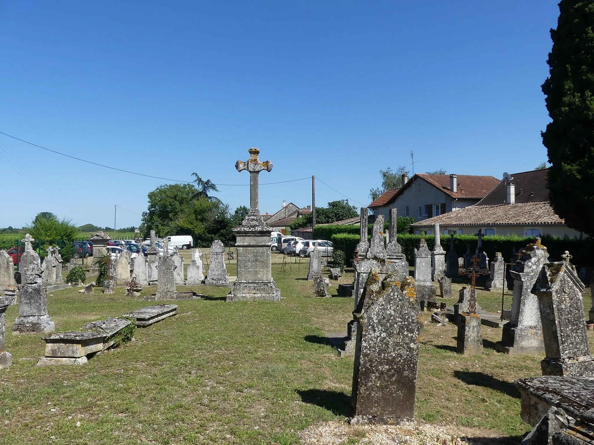 Photo showing: Le cimetière de Saint-Laurent-des-Vignes Dordogne, France.