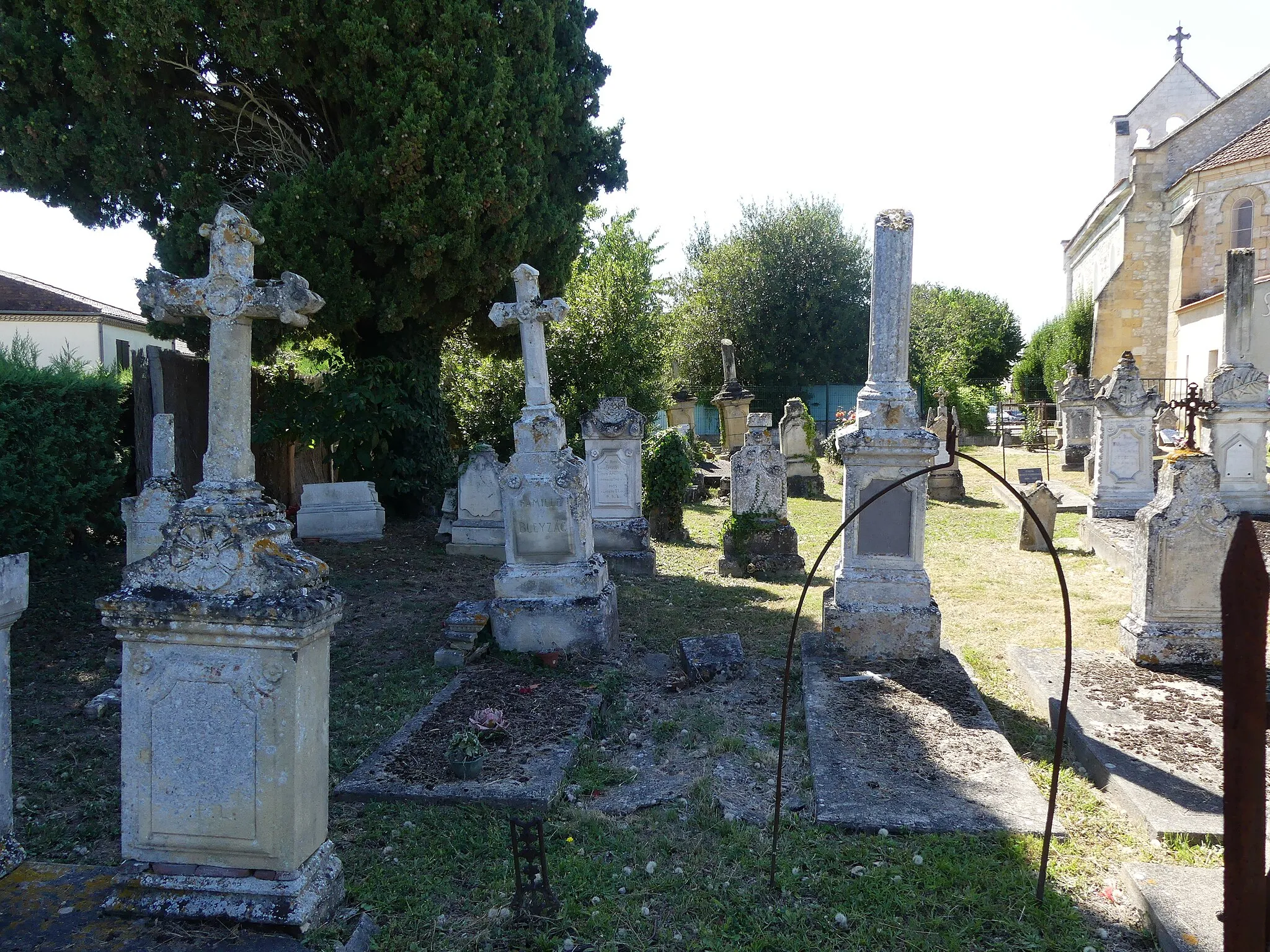 Photo showing: Le cimetière de Saint-Laurent-des-Vignes Dordogne, France.