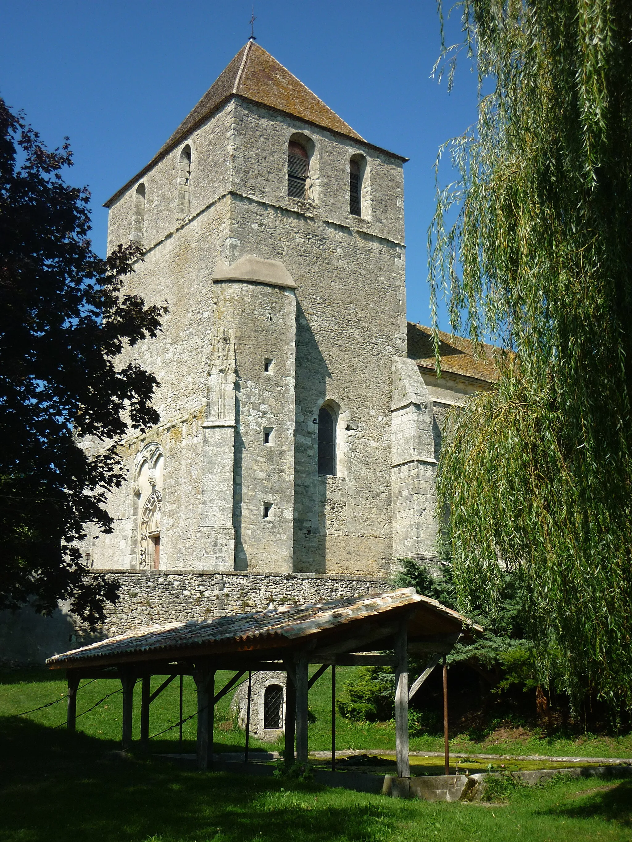 Photo showing: Église de Saint-Méard-de-Gurçon (Dordogne) vue du lavoir.