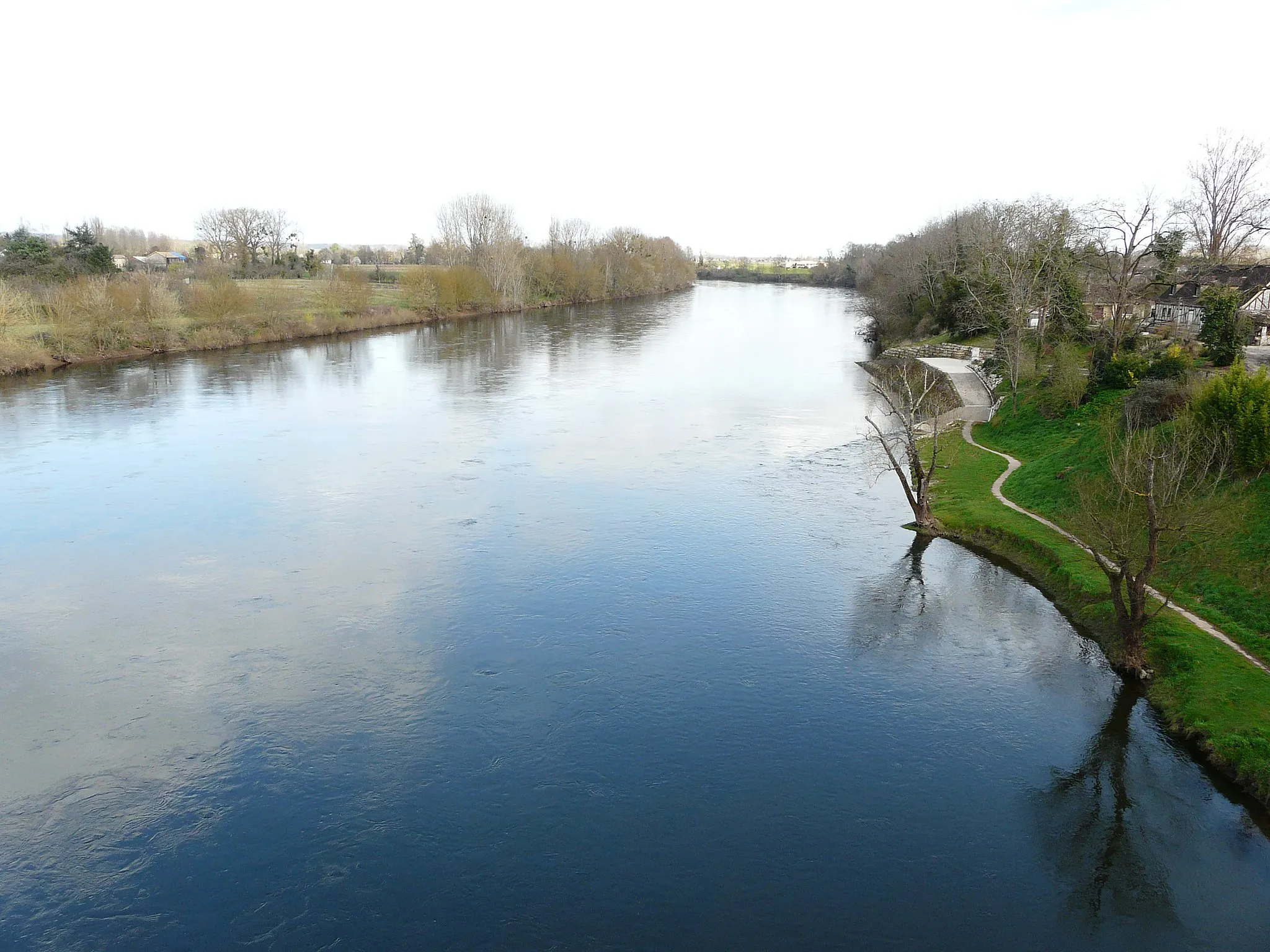 Photo showing: La Dordogne en amont du pont de la route départementale 15, entre Saint-Pierre-d'Eyraud (à gauche) et Gardonne (à droite).