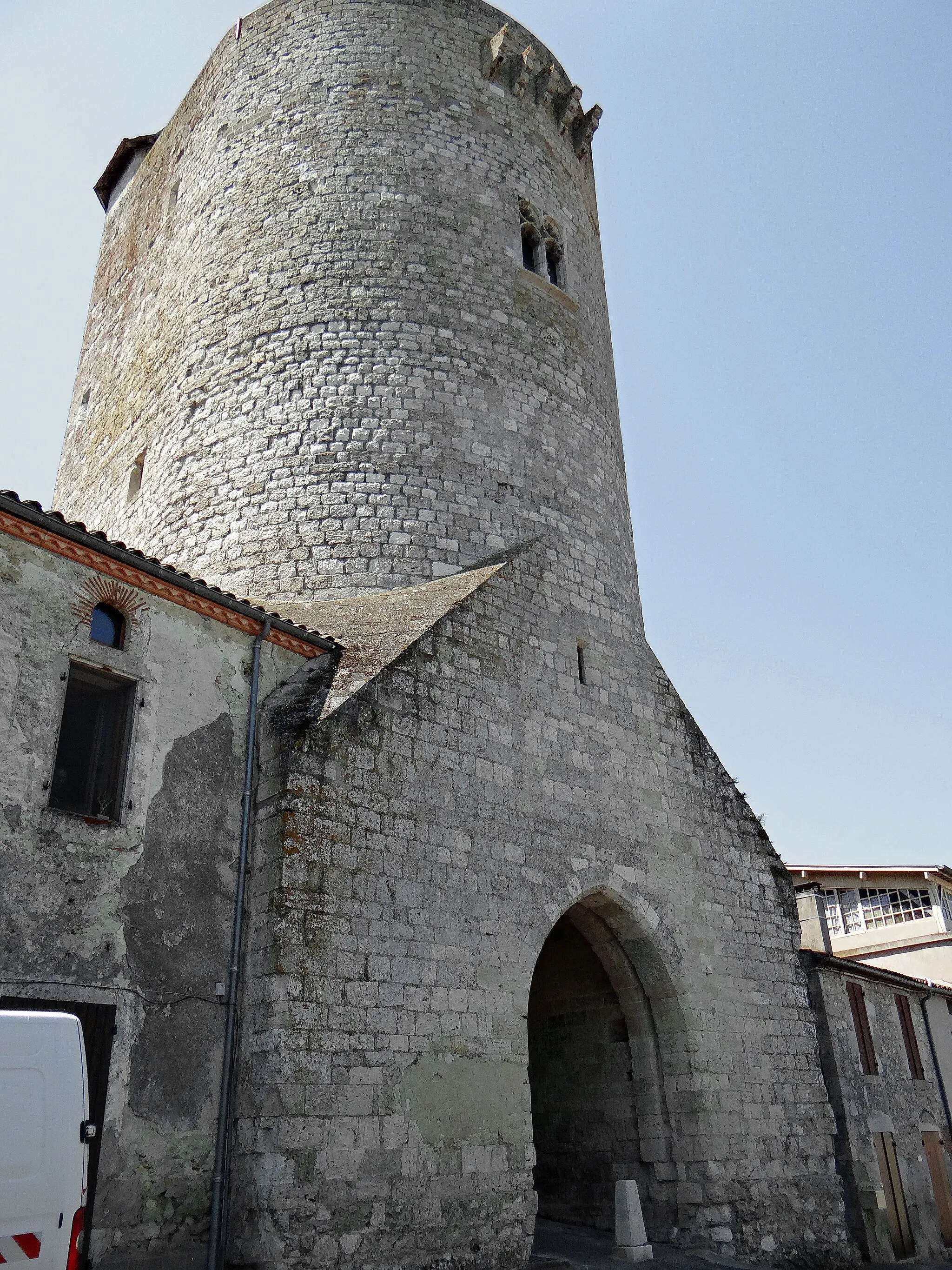 Photo showing: Bruch (Lot-et-Garonne) - Porte Est de l'enceinte vue de l'extérieur du castrum