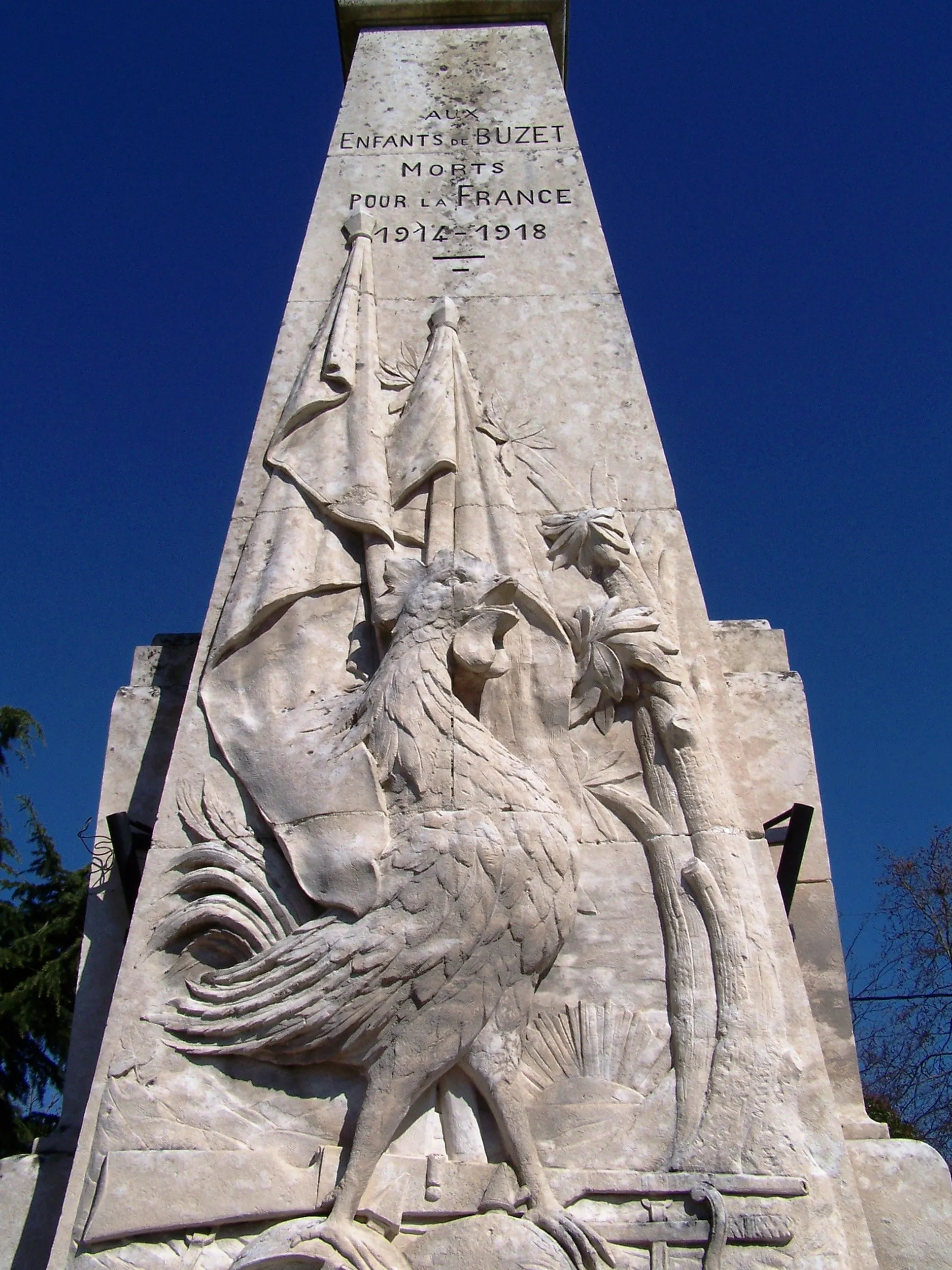 Photo showing: Coq gaulois en bas-relief monument aux morts Buzet-sur-Baïse 1921 - Donnadieu Henri et fils