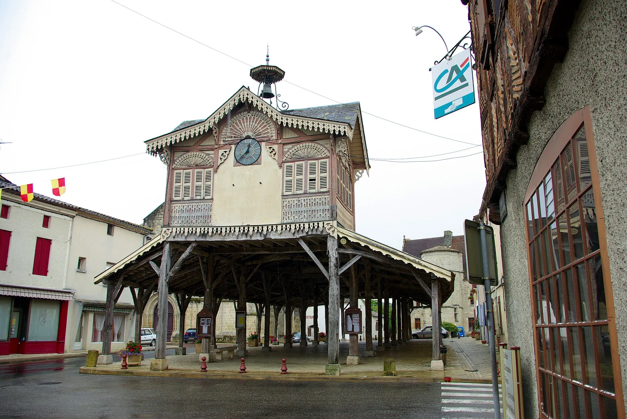 Photo showing: Market hall of  Gontaud-de-Nogaret (Lot-et-Garonne).