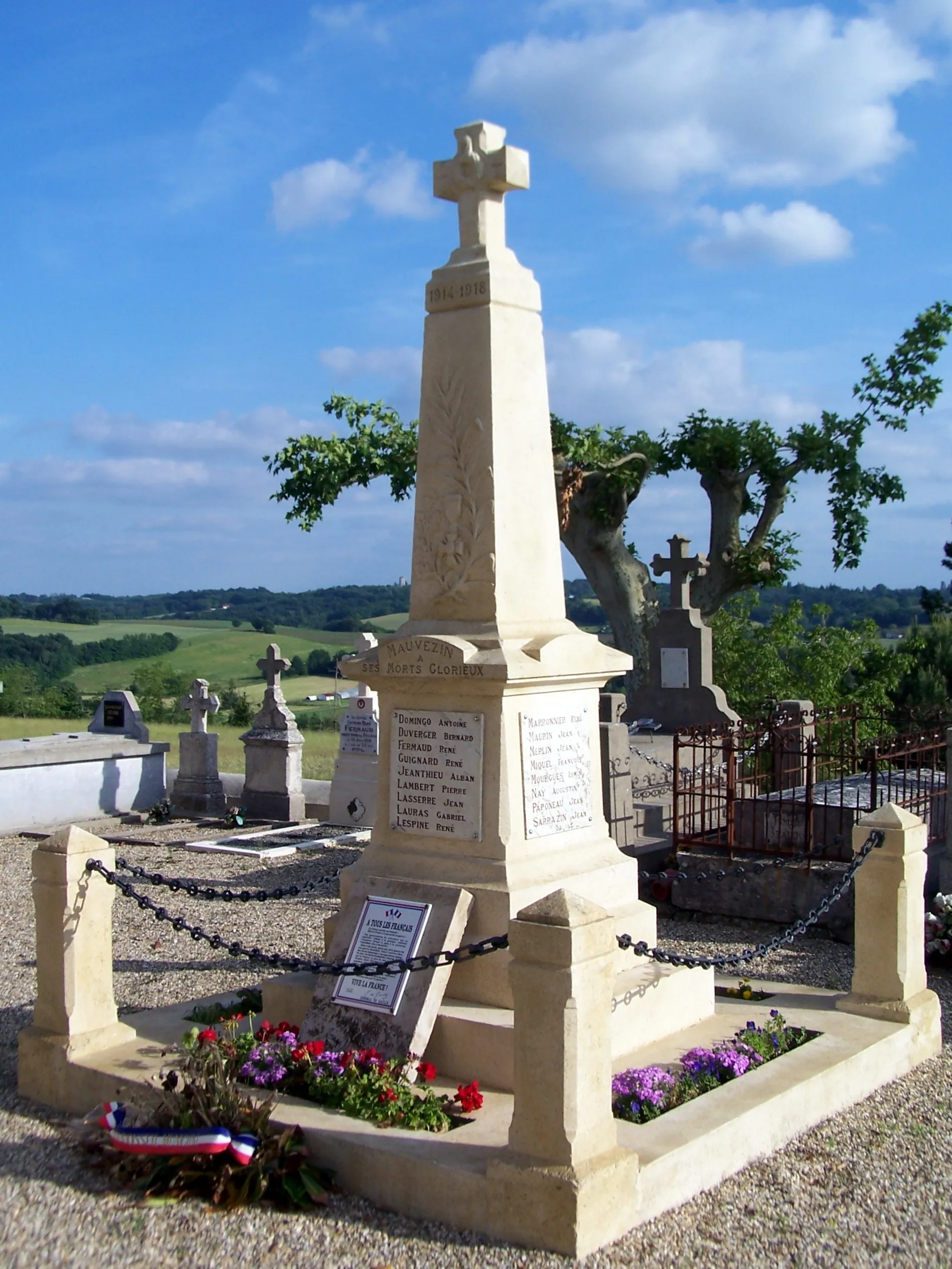 Photo showing: War memorial of Mauvezin-sur-Gupie (Lot-et-Garonne, France)