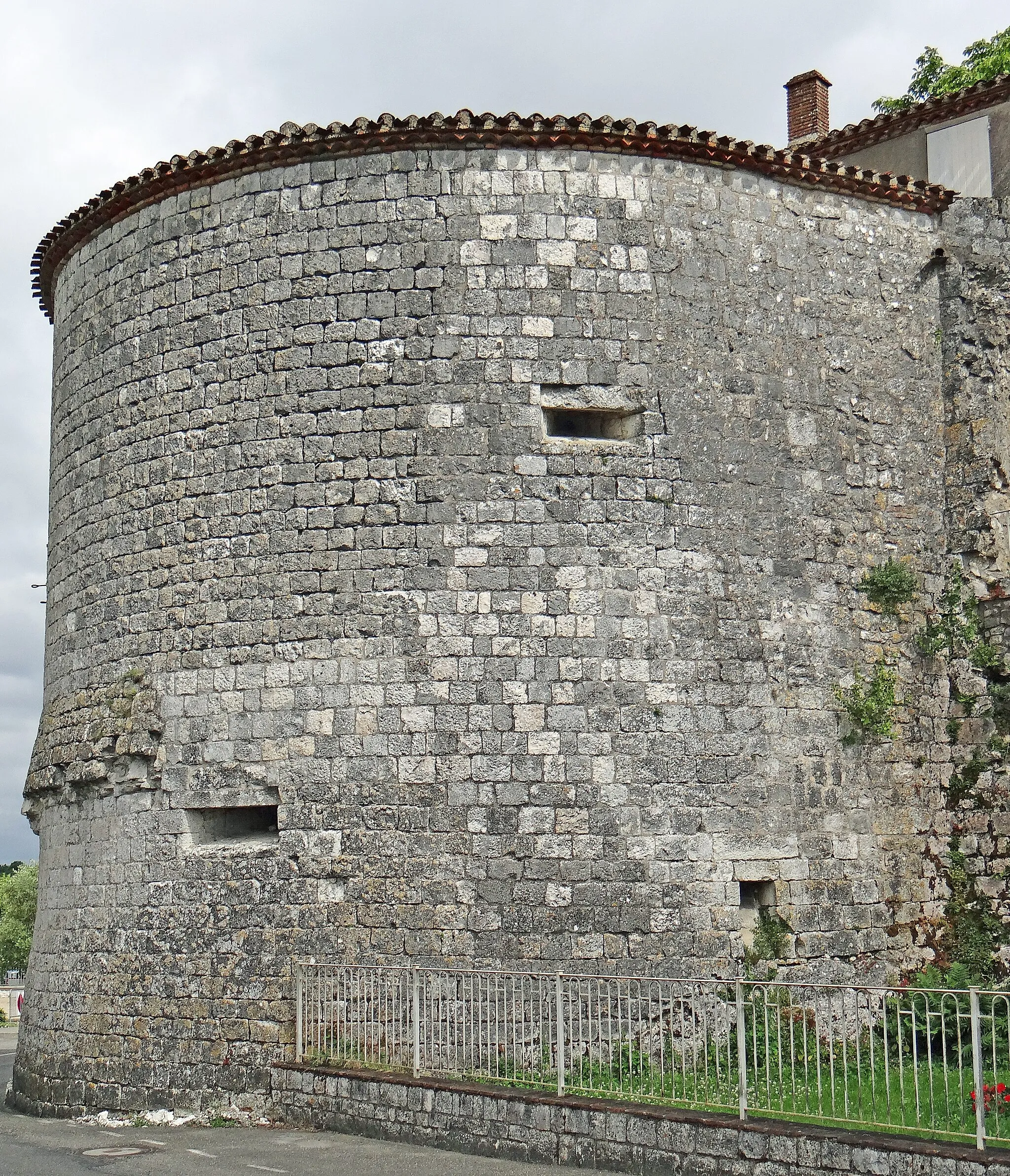 Photo showing: Pujols (Lot-et-Garonne) - Vestige de la tour nord-est de l'ancien château-fort