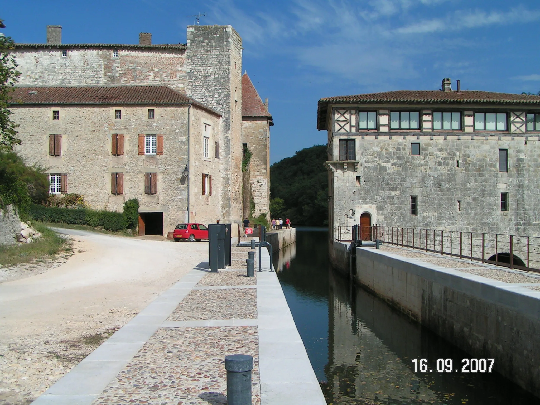 Photo showing: Écluse de Lustrac dans le Lot-et-Garonne, château et moulin de Lustrac (France).