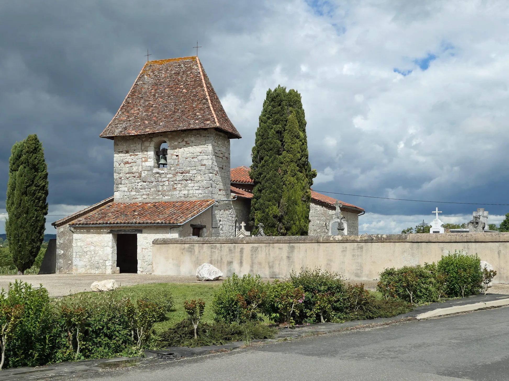 Photo showing: Eglise au clocher couvert de tuiles entourée du cimetière