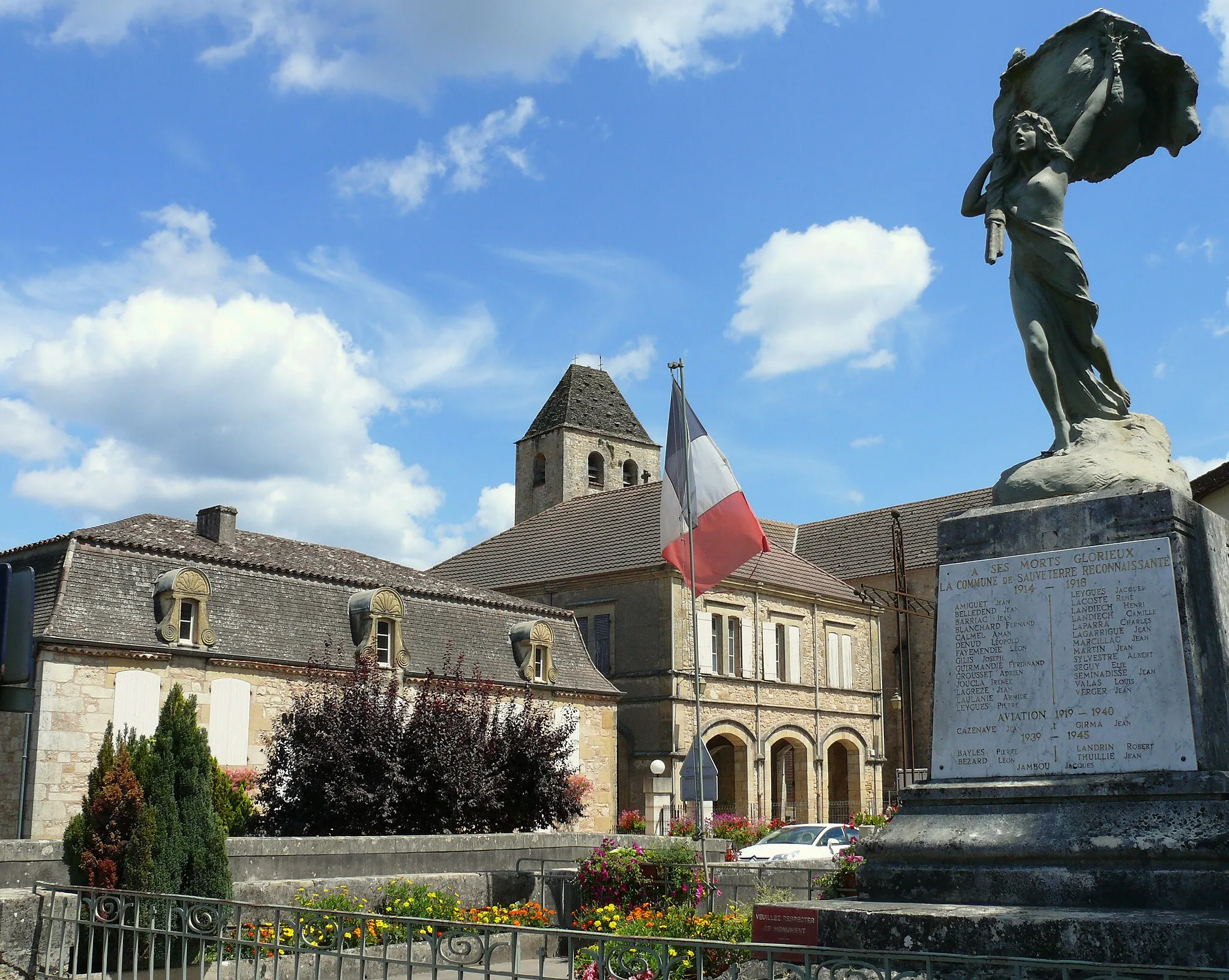Photo showing: Sauveterre-la-Lémance - Monument aux morts, mairie, musée de Préhistoire, église