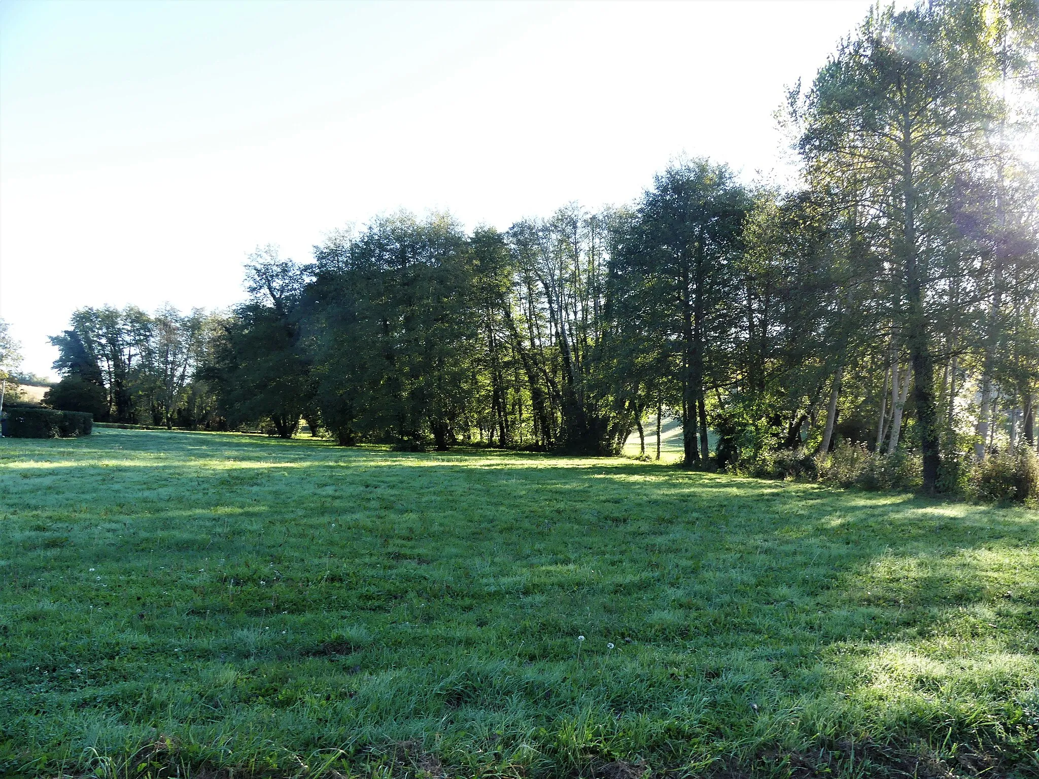 Photo showing: La vallée de l'Eyraud à Saint-Jean-d'Eyraud, près du pont de la route départementale 15 ; Dordogne, France.