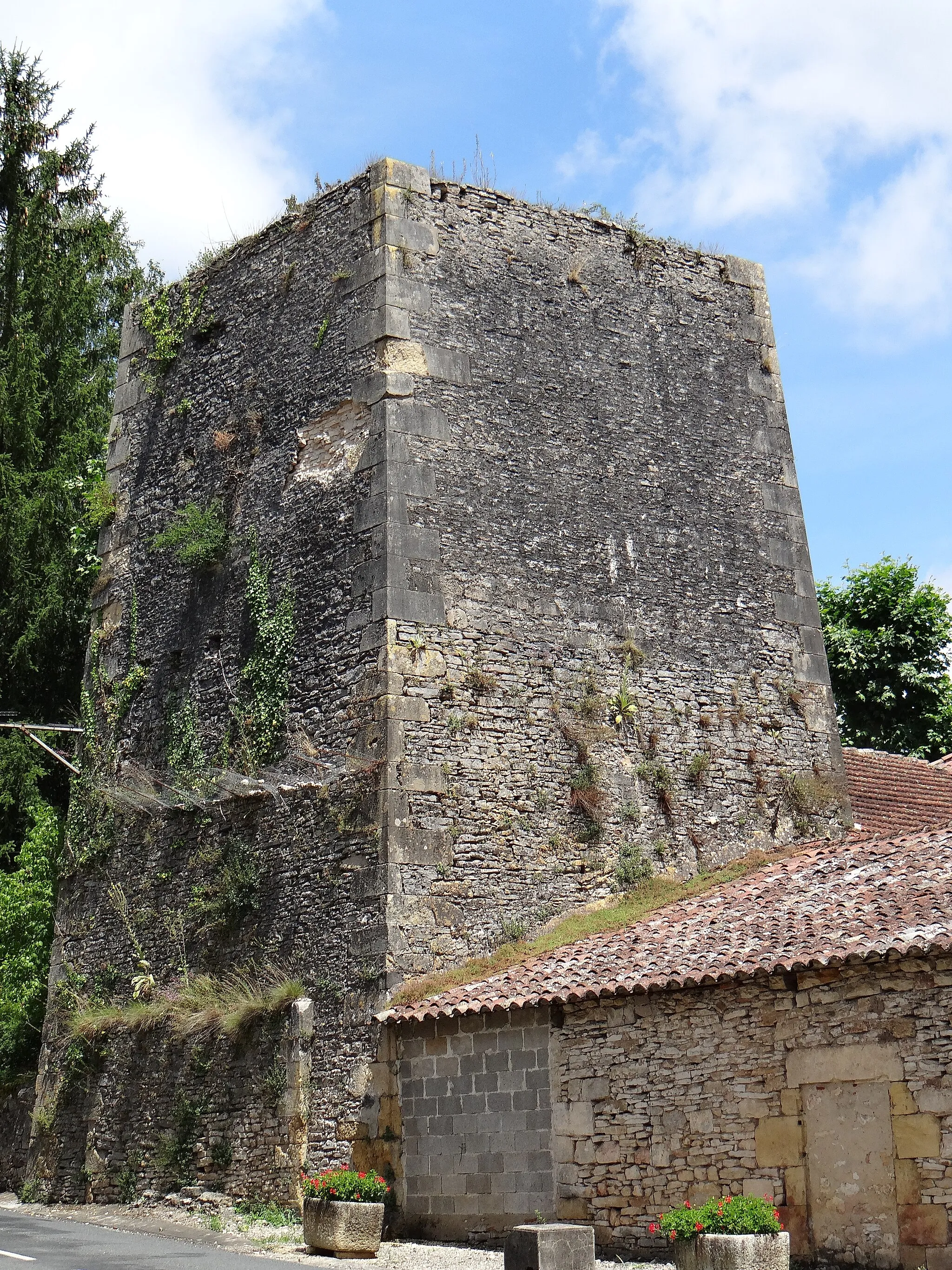 Photo showing: Blanquefort-sur-Briolance - Haut-fourneau