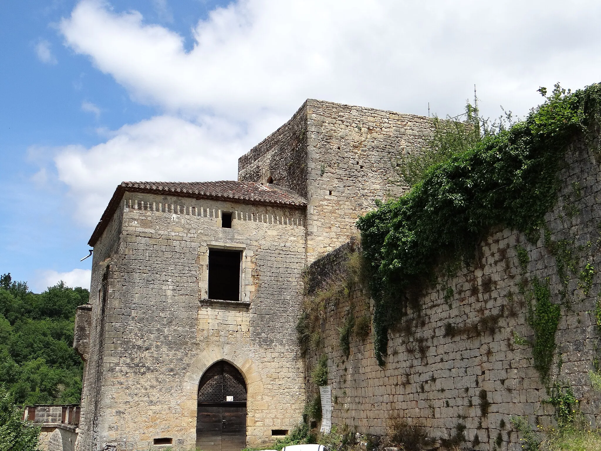 Photo showing: Château de Blanquefort-sur-Briolance - Entrée et donjon