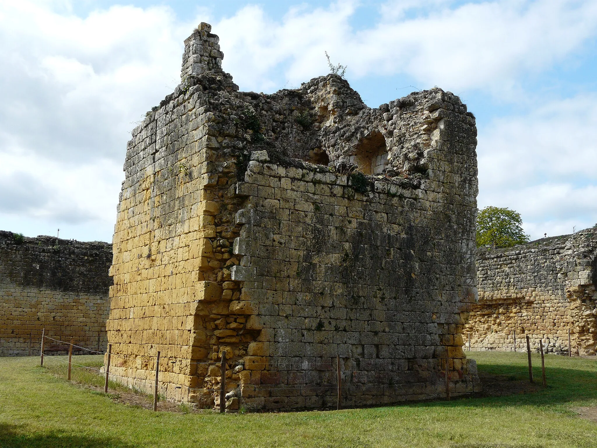 Photo showing: This building is inscrit au titre des monuments historiques de la France. It is indexed in the base Mérimée, a database of architectural heritage maintained by the French Ministry of Culture, under the reference PA00082647 .