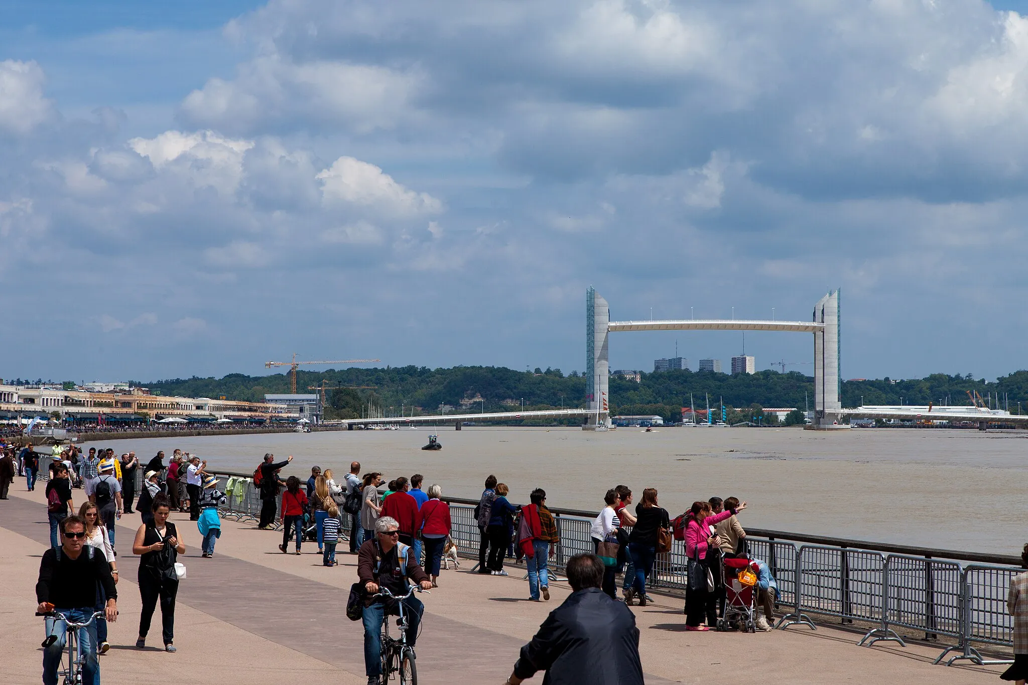 Photo showing: Le pont Chaban Delmas avant le départ de la Solitaire du Figaro le samedi 1er juin 2013. La travée centrale est levée pour permettre le passage des bateaux.