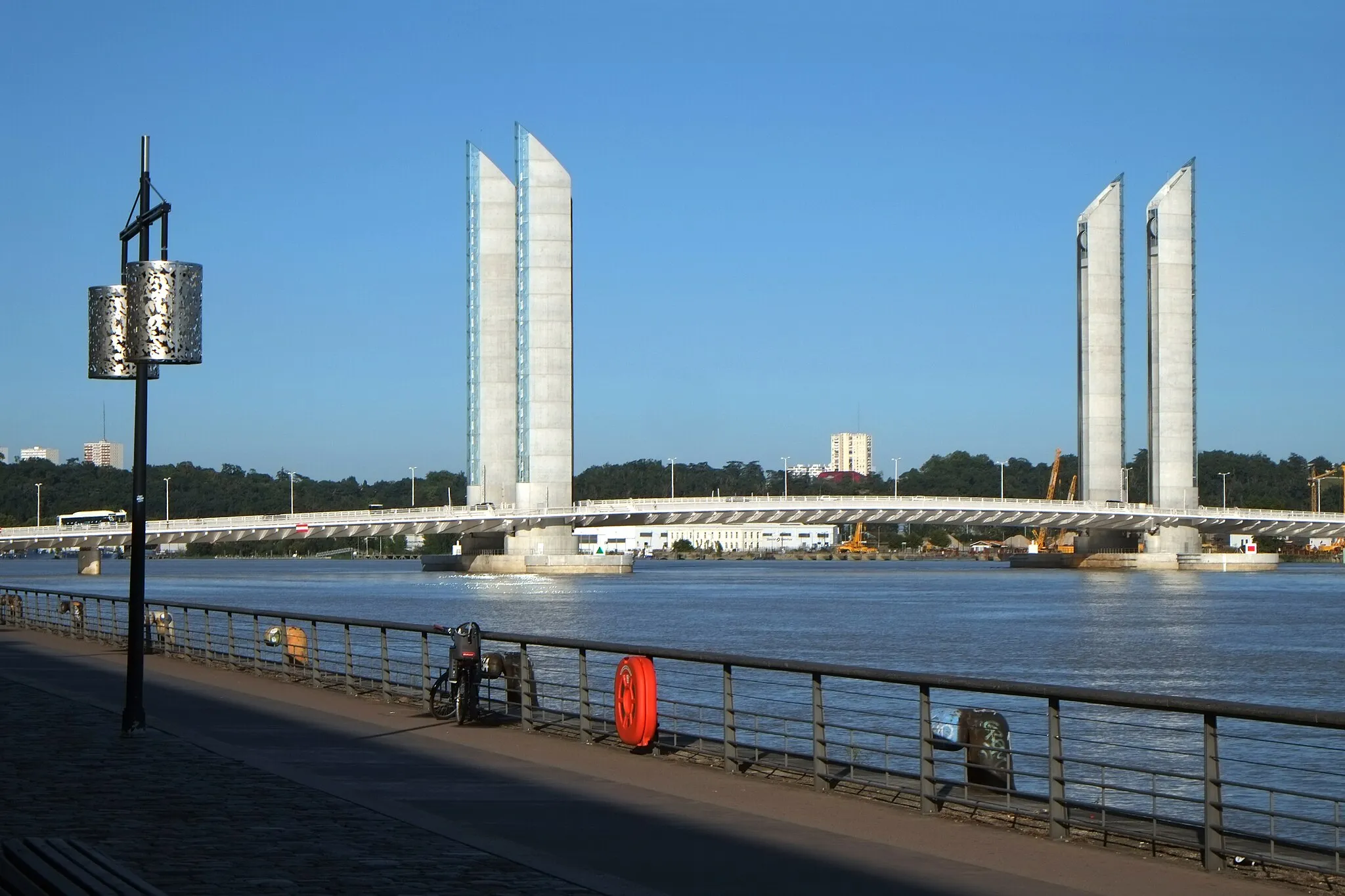 Photo showing: Quai de Bacalan et pont Jacques-Chaban-Delmas Bordeaux Gironde France