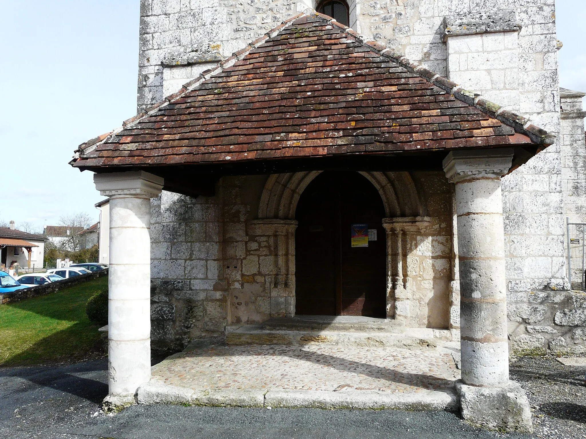 Photo showing: Porche de l'église Saint-Eumache, Cornille, Dordogne, France