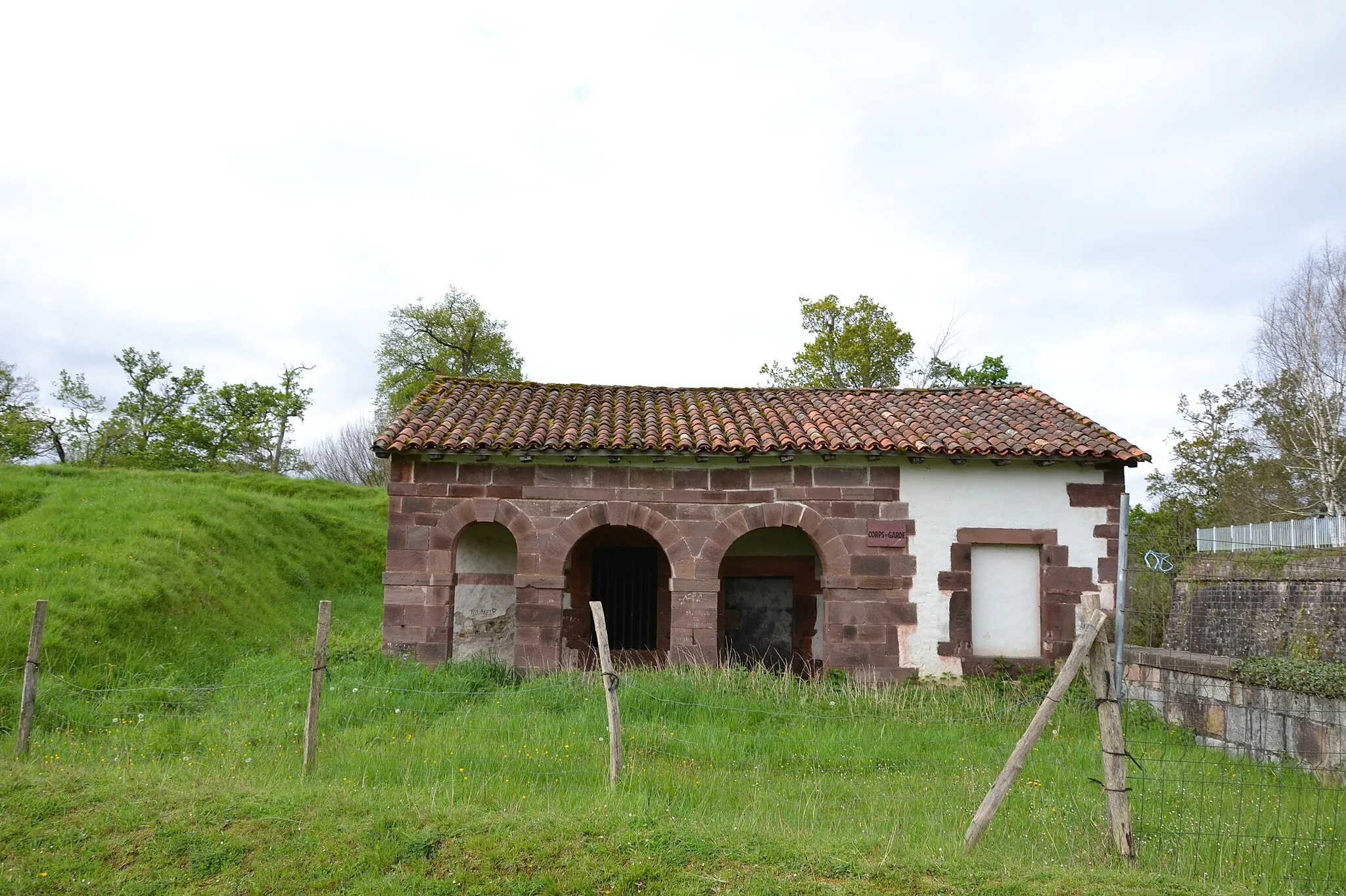 Photo showing: This building is indexed in the base Mérimée, a database of architectural heritage maintained by the French Ministry of Culture, under the reference PA00084506 .