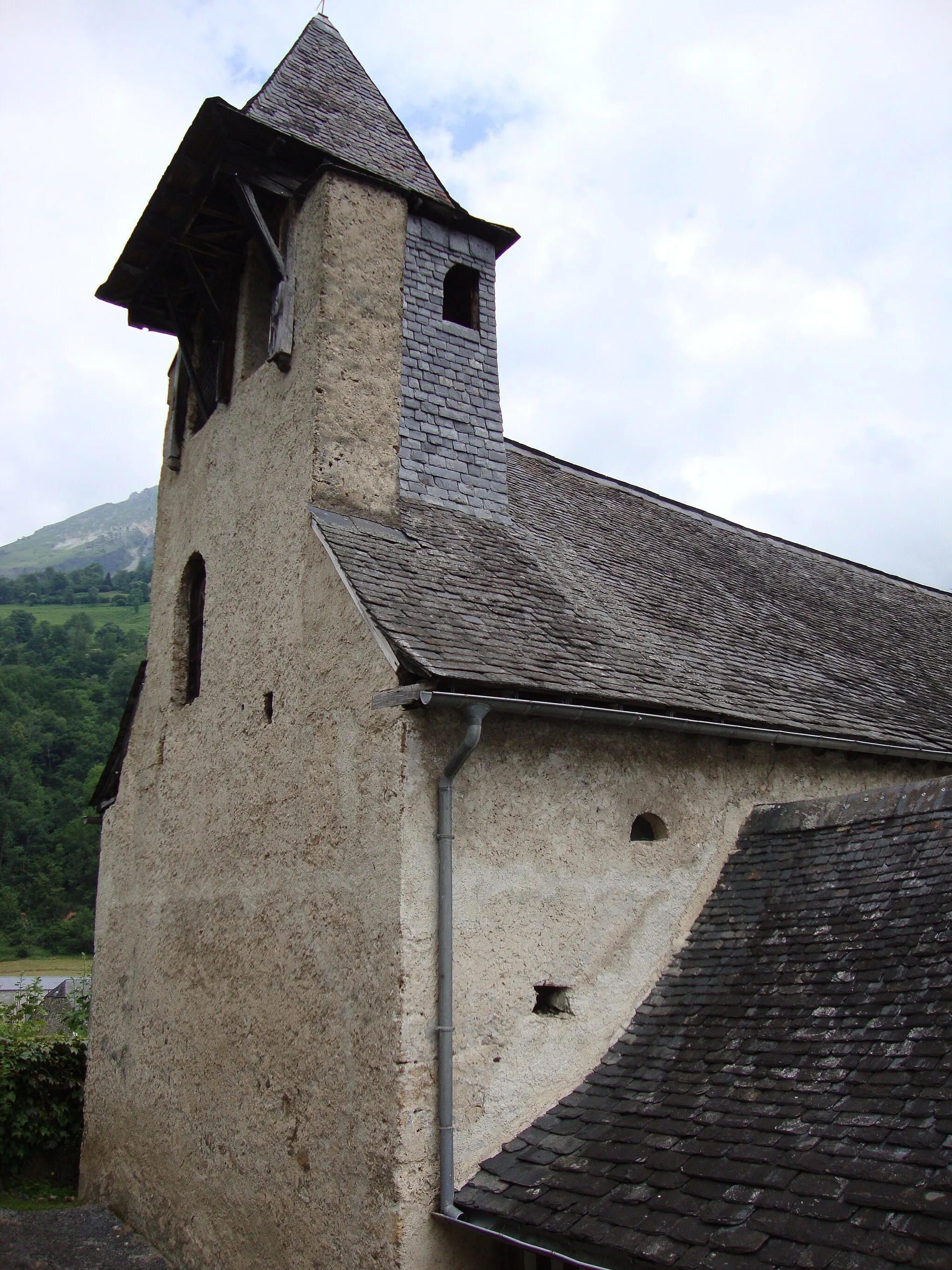 Photo showing: Orcun (Bedous, Pyr-Atl, Fr) chapelle, le clocher-mur avec sa caisse de resonance formant tour