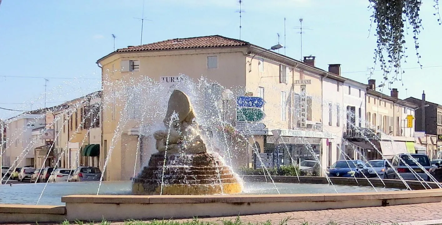 Photo showing: ICARE sur Rond point Fontaine - marbre de Pietrasanta - Taille directe - LANGON