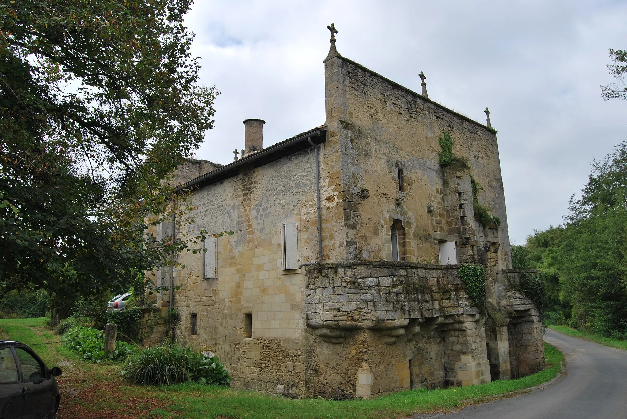 Photo showing: This building is indexed in the base Mérimée, a database of architectural heritage maintained by the French Ministry of Culture, under the reference PA00083542 .